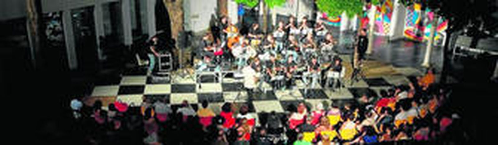 1. El pianista Jacky Terrasson presentará en Sevilla el disco que acaba de publicar en el mítico sello Impulse!, 'Take This'. 2. El argentino Dino Saluzzi, jazz con aires porteños. 3. El saxofonista Ernie Watts, retratado por el legendario fotógrafo de 'jazzmen' y moda William Claxton. 4. La Andalucía Big Band, durante un concierto en el Cicus.