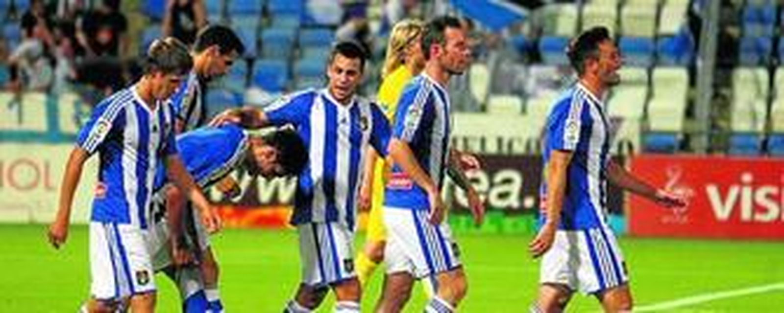 Los jugadores recreativistas, sin publicidad en sus camisetas, celebran el gol de Dimas contra el Pescara en el primer encuentro albiazul en el Trofeo Colombino.