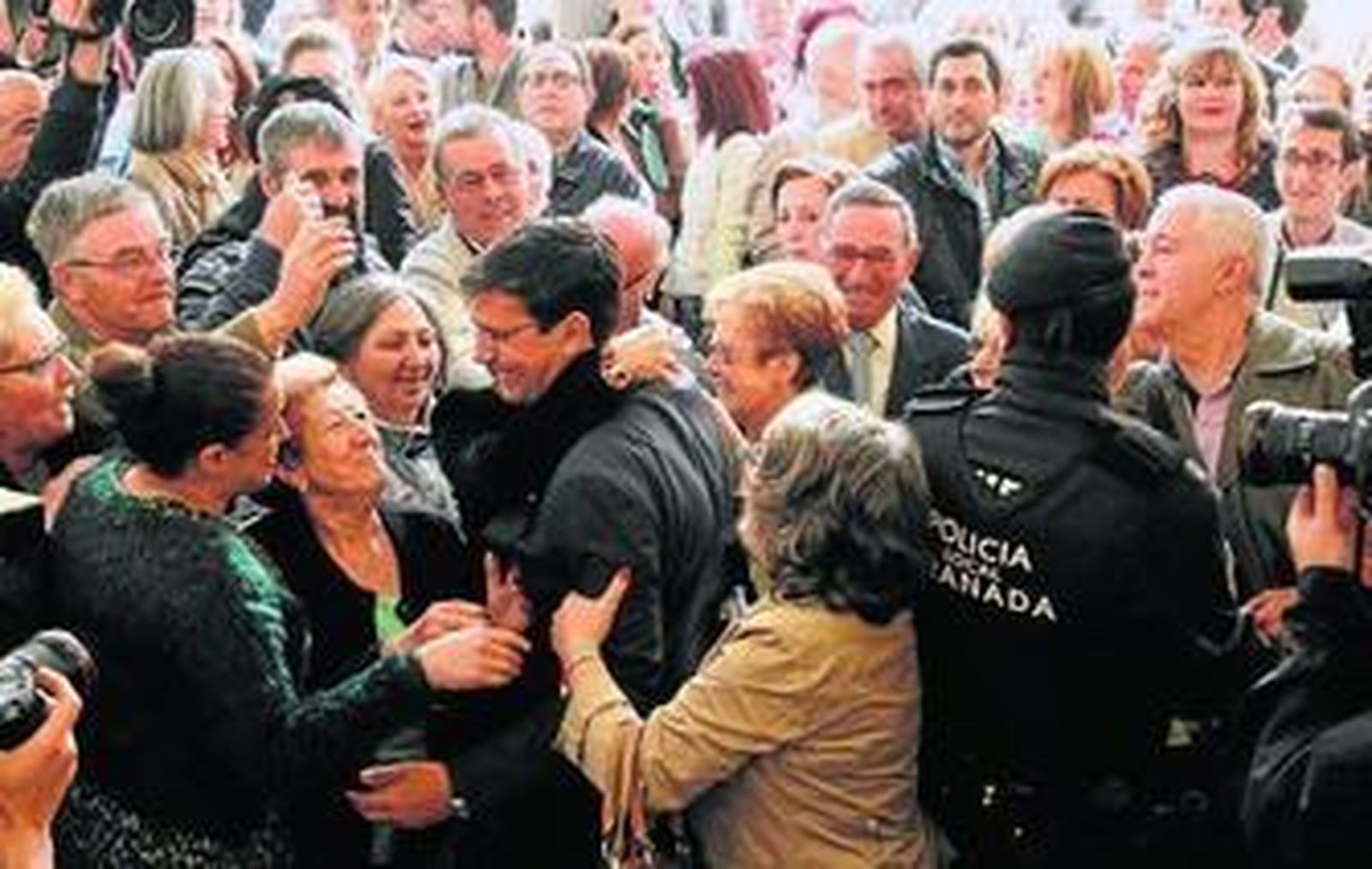 La llegada de Paco Cuenca al patio del Ayuntamiento revolucionó a todos los asistentes.
