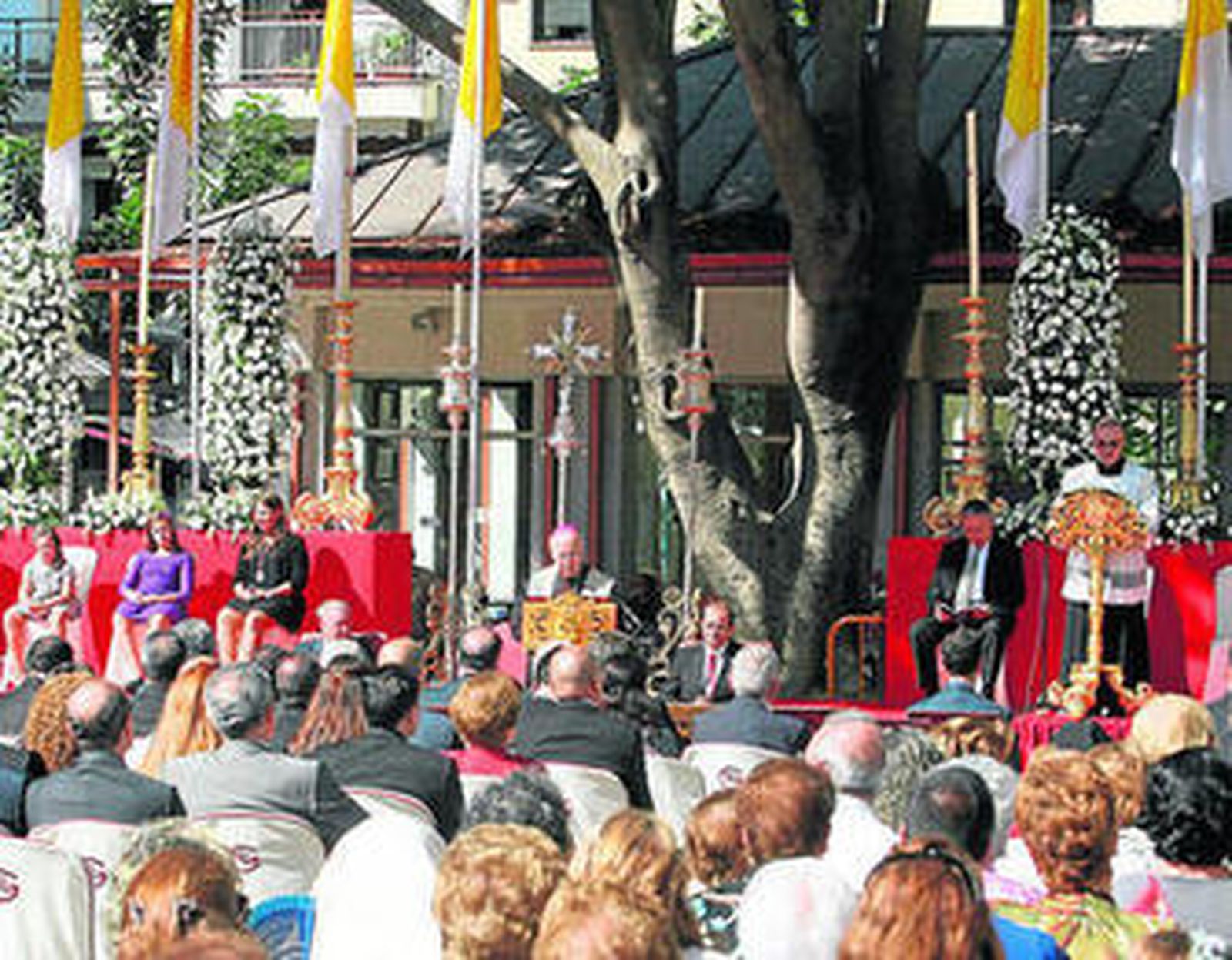 El obispo de Huelva, José Vilaplana presidente de Acto de Fe en la Plaza de las Monjas.