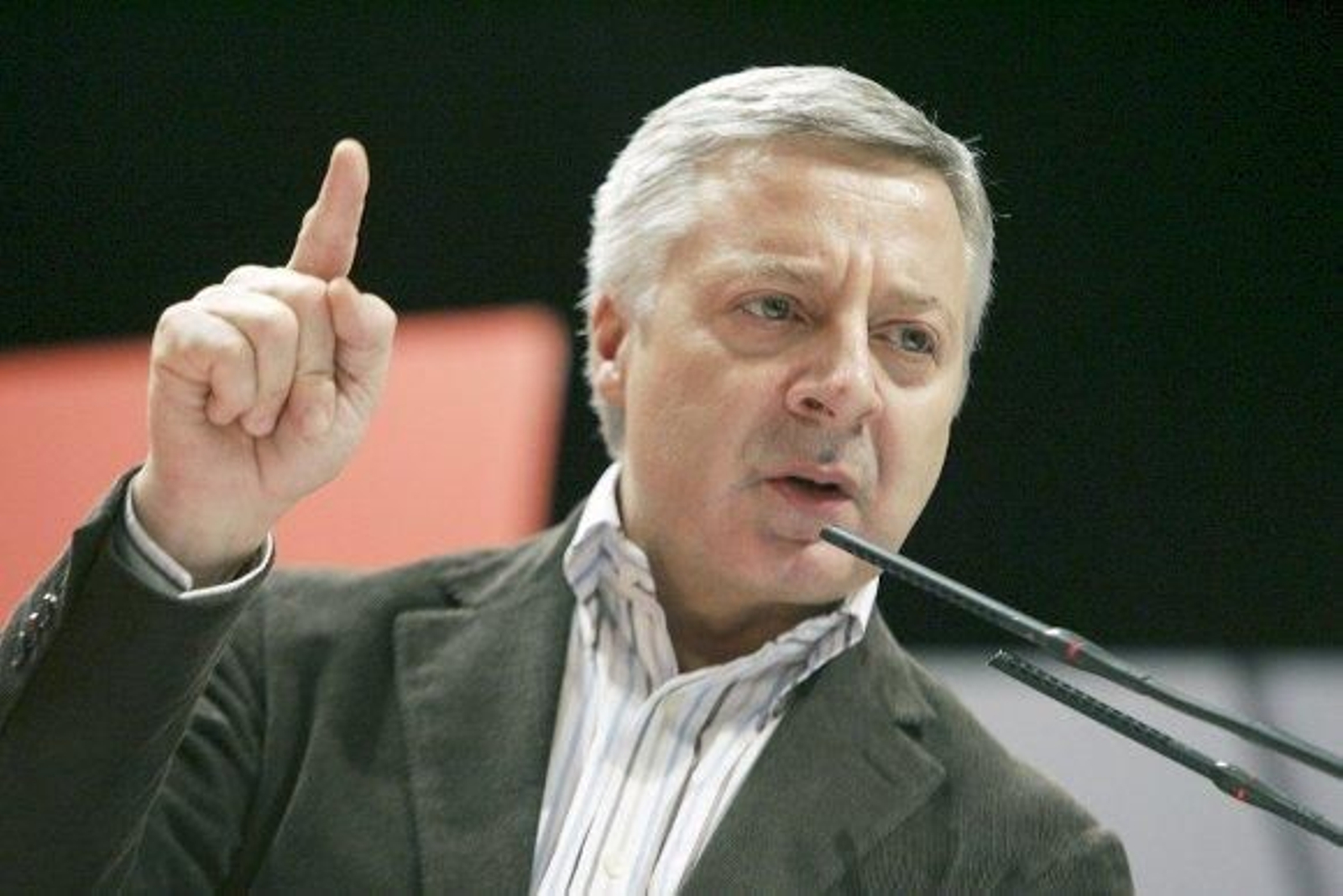 Blanco acusa a Rajoy de permitir listas "cargadas de imputaciones"