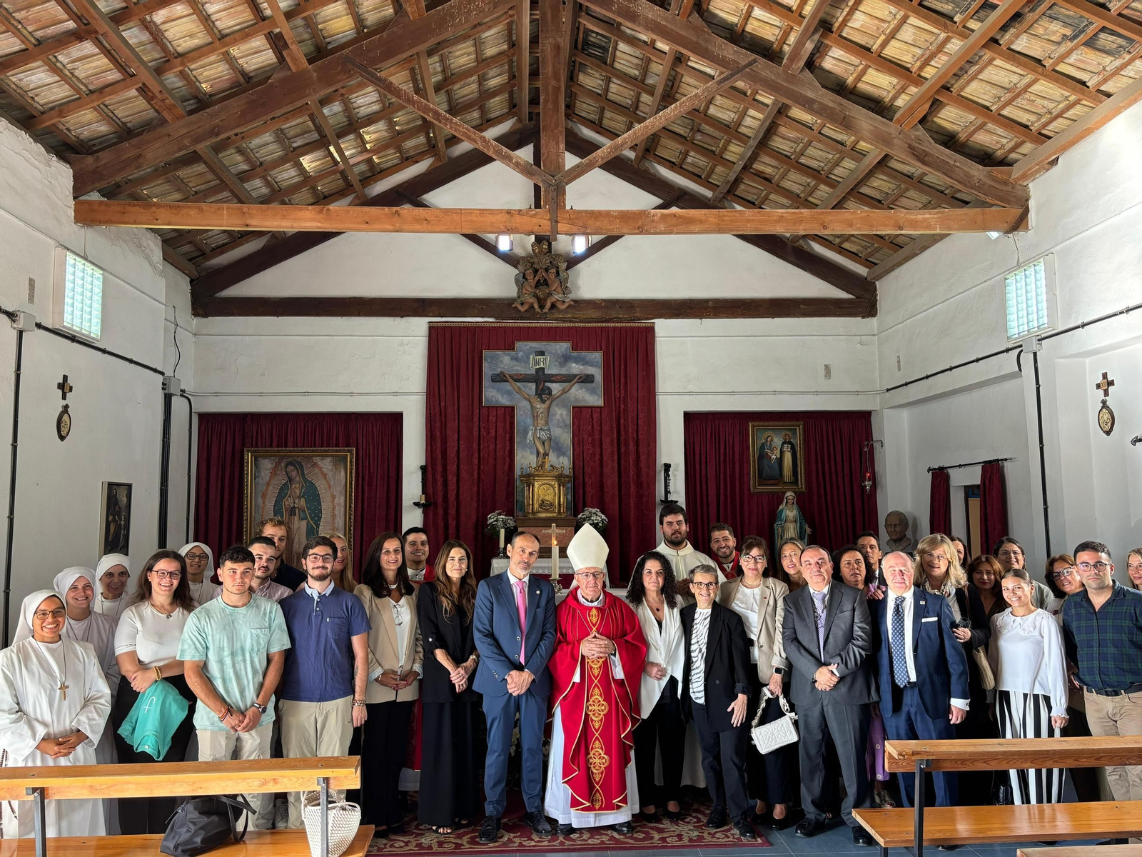 El obispo, Santiago Gómez, en la capilla universitaria junto a los jóvenes y miembros de la comunidad universitaria.