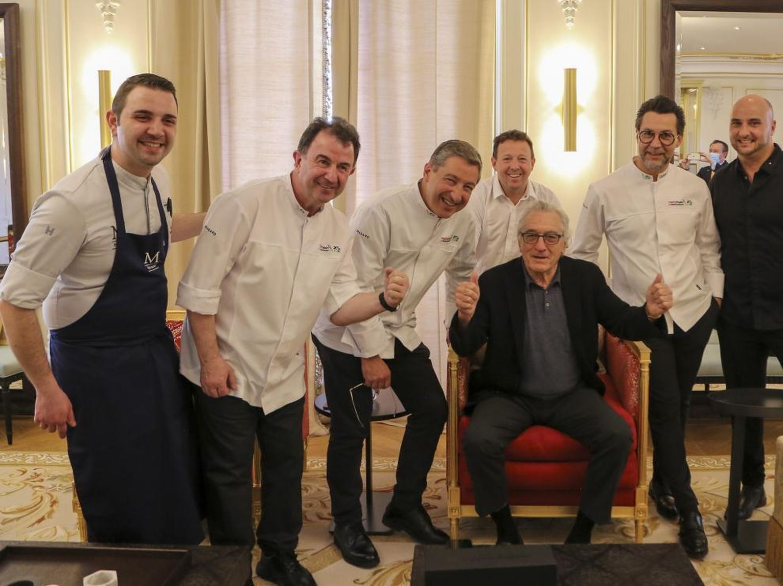 De Niro posando con los prestigiosos chefs españoles que prepararon el menú.