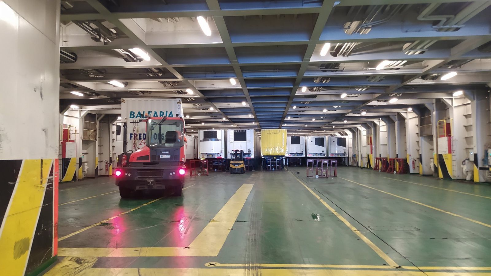 Interior de uno de los buques que cubre la línea Huelva-Canarias.