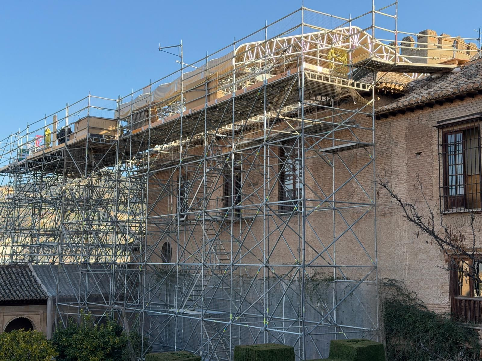 Vista actual de la zona, con andamios para facilitar las labores de rehabilitación