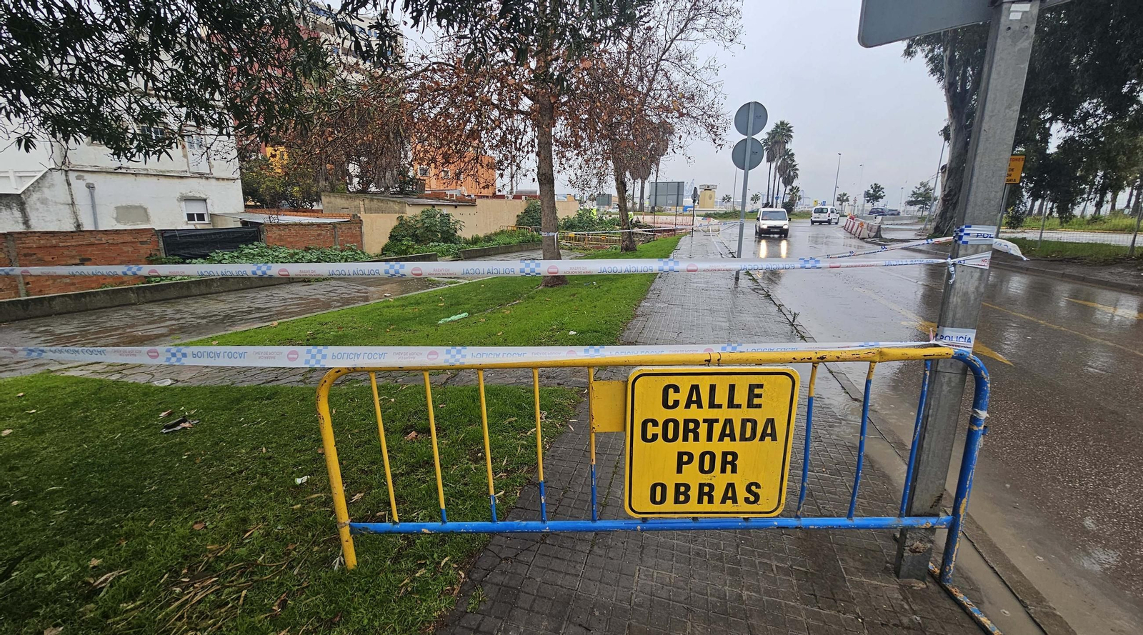 La rotonda del Varadero de Algeciras tras el hundimiento de una plancha de cubría el arroyo del Saladillo, en imágenes