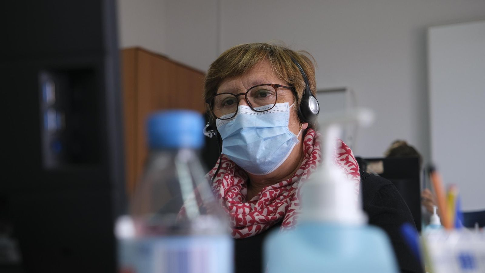 Una de las trabajadoras del 'call center escolar' situado en la Bola Azul