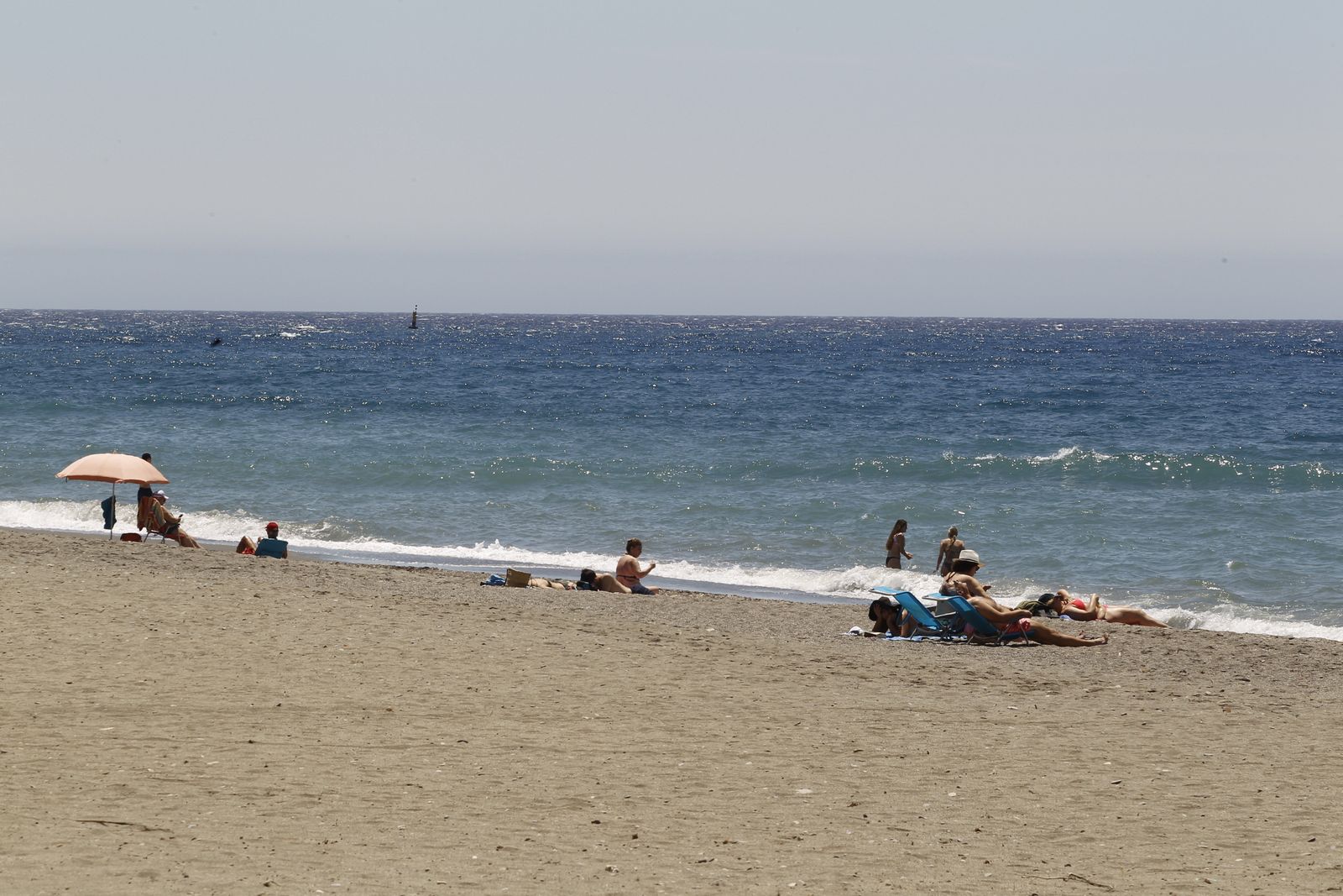 Fotogalería primer día de playa tras el confinamiento en Almería