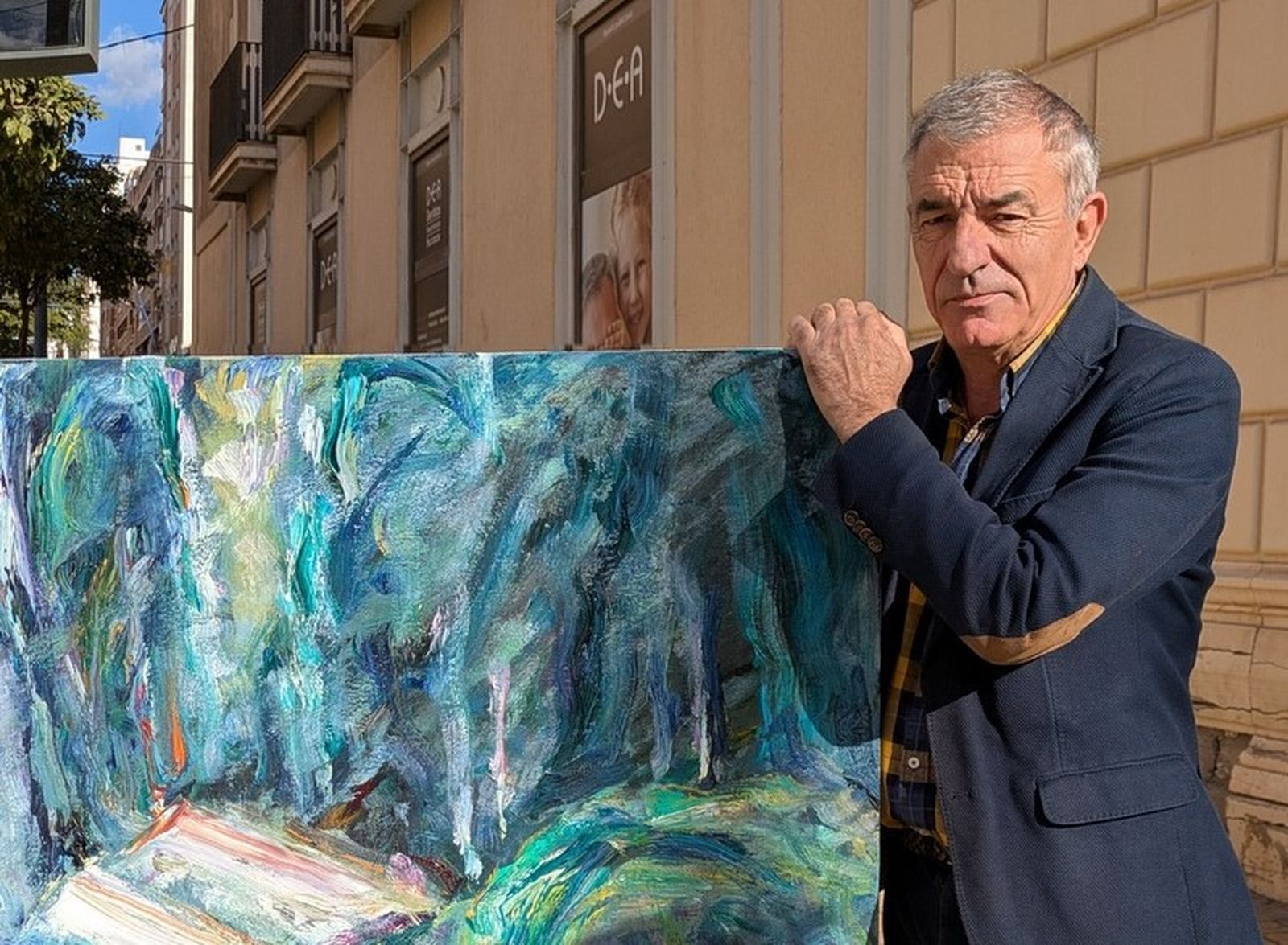 Javier Huecas con una de sus obras.