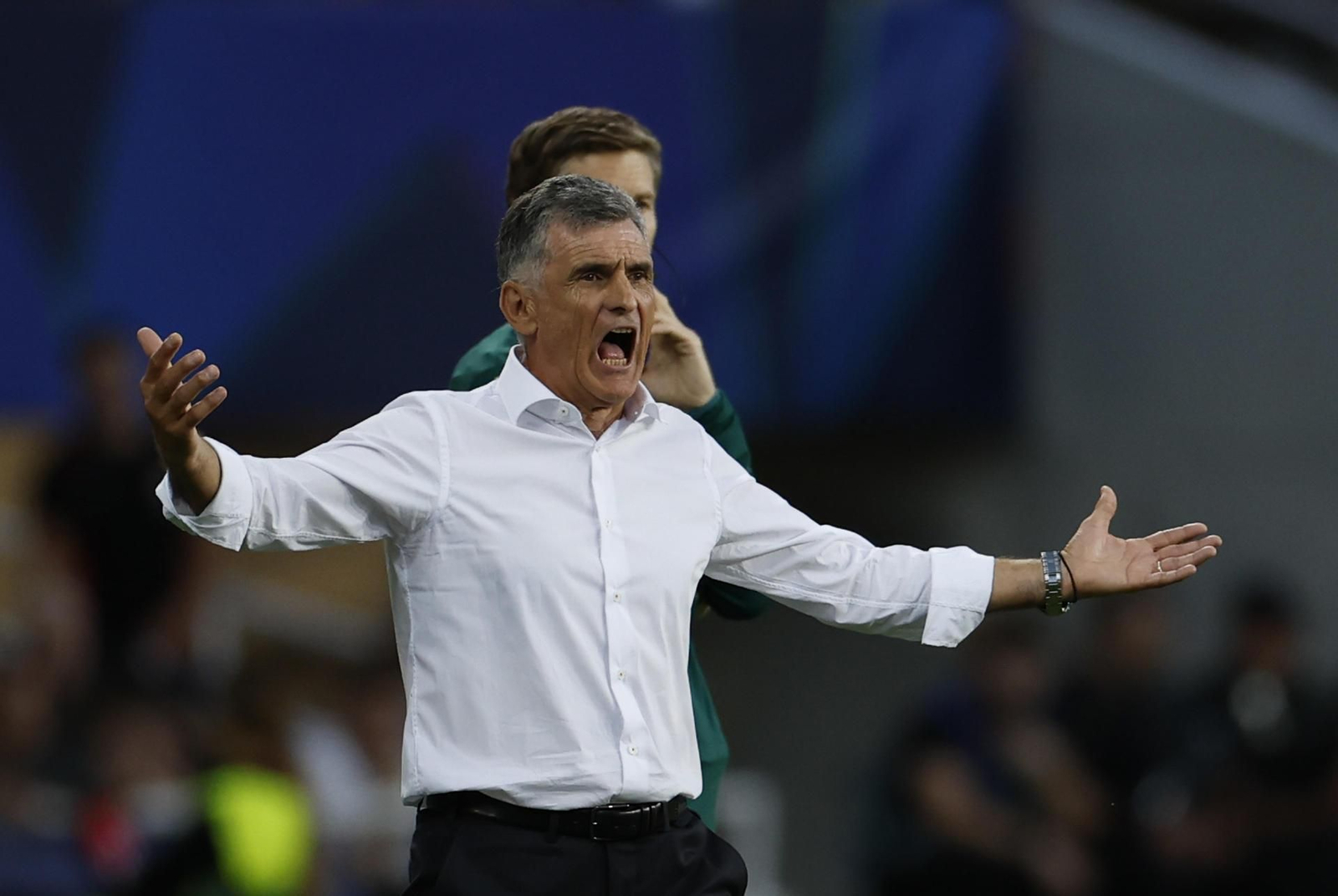 José Luis Mendilibar pide explicaciones al árbitro durante el Barcelona - Olympiacos.