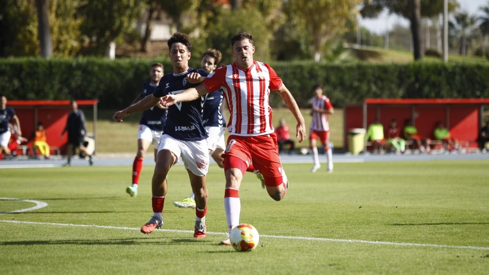 Iker Burgos pugna con un rival en el duelo ante el Atlético Antoniano.