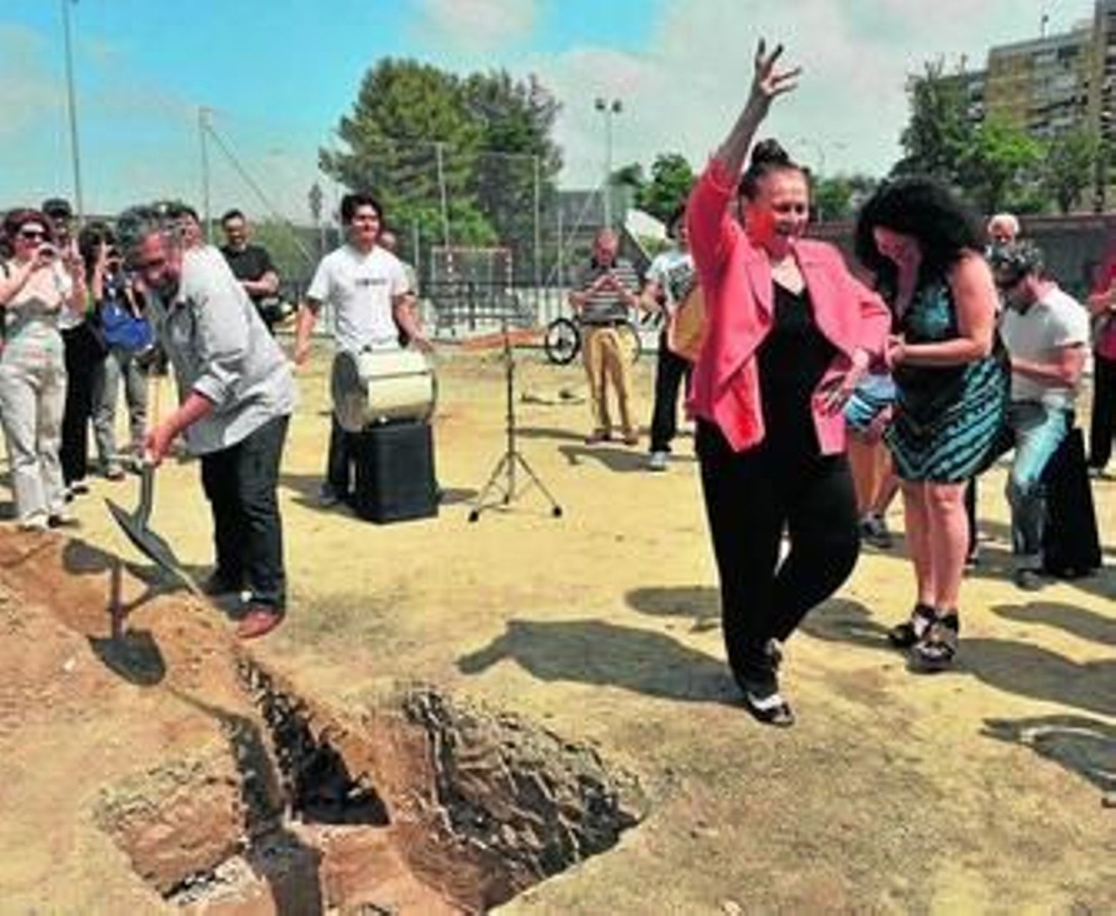Matilde Coral baila, junto a Cuadrelli y Lozano, ayer tras la colocación de la primera piedra.