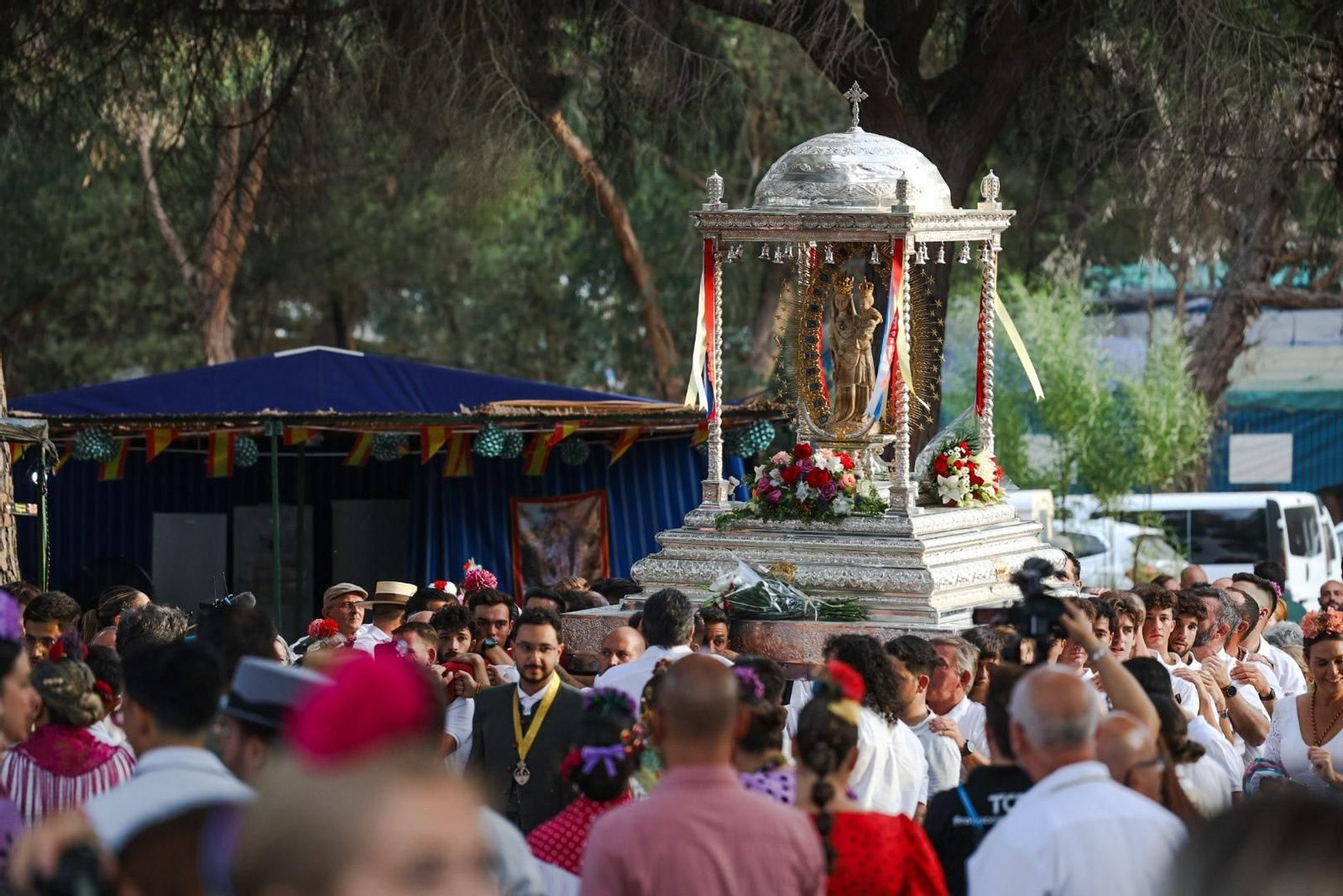 Imágenes de la procesión de Nuestra Señora de los Milagros, patrona de Palos de la Frontera, en la romería en el pinar de La Rábida