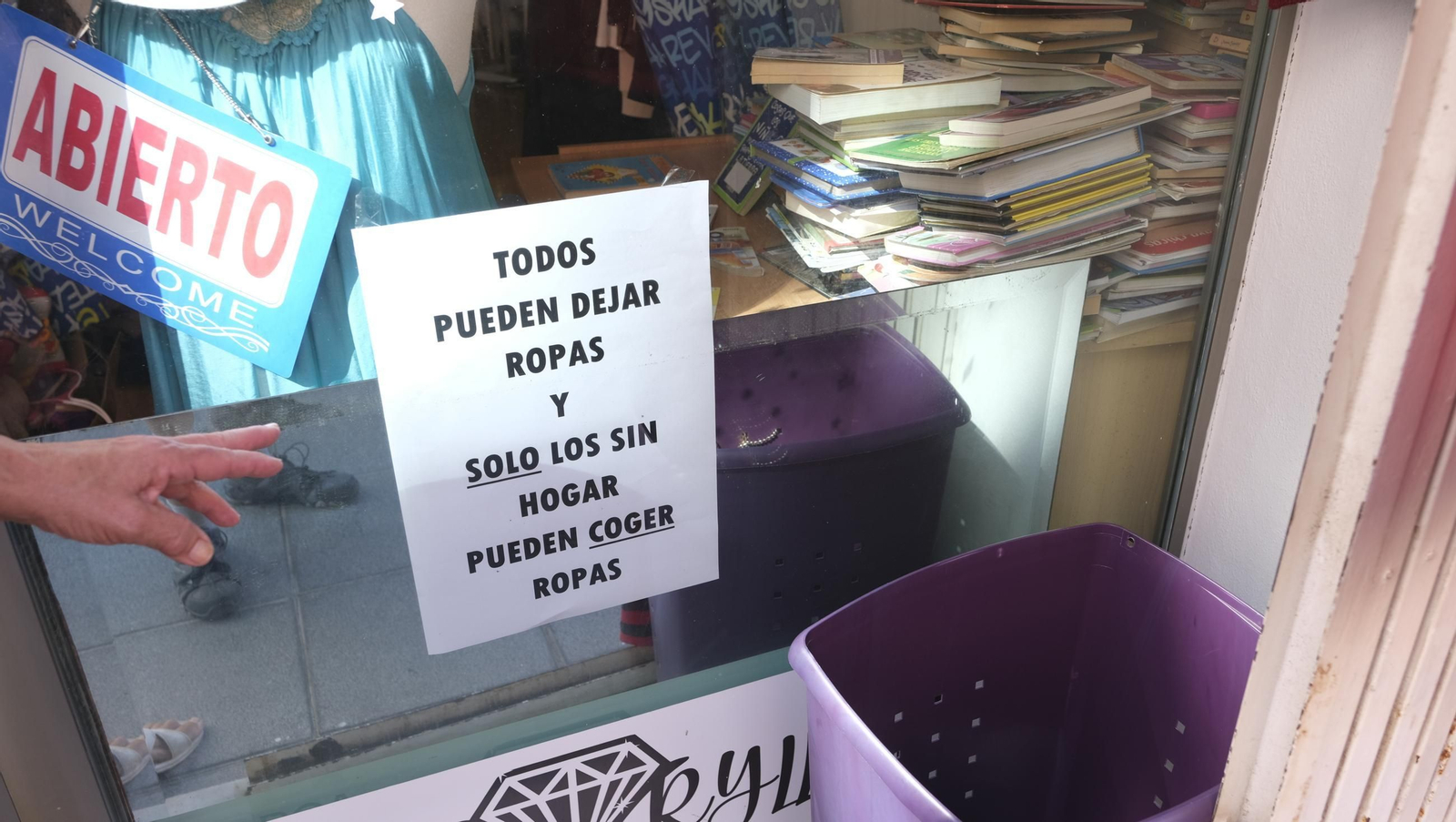 Las imágenes de la asociación que regala libros y ropa a las personas sin hogar en El Zapillo