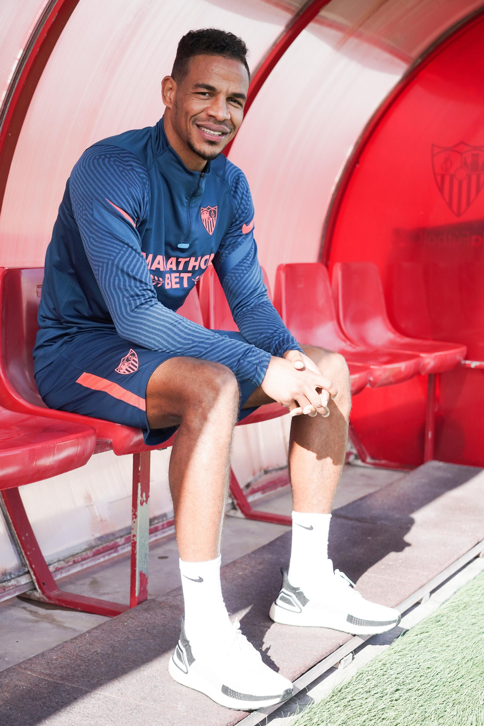 Fernando sonríe en el banquillo del estadio Jesús Navas.