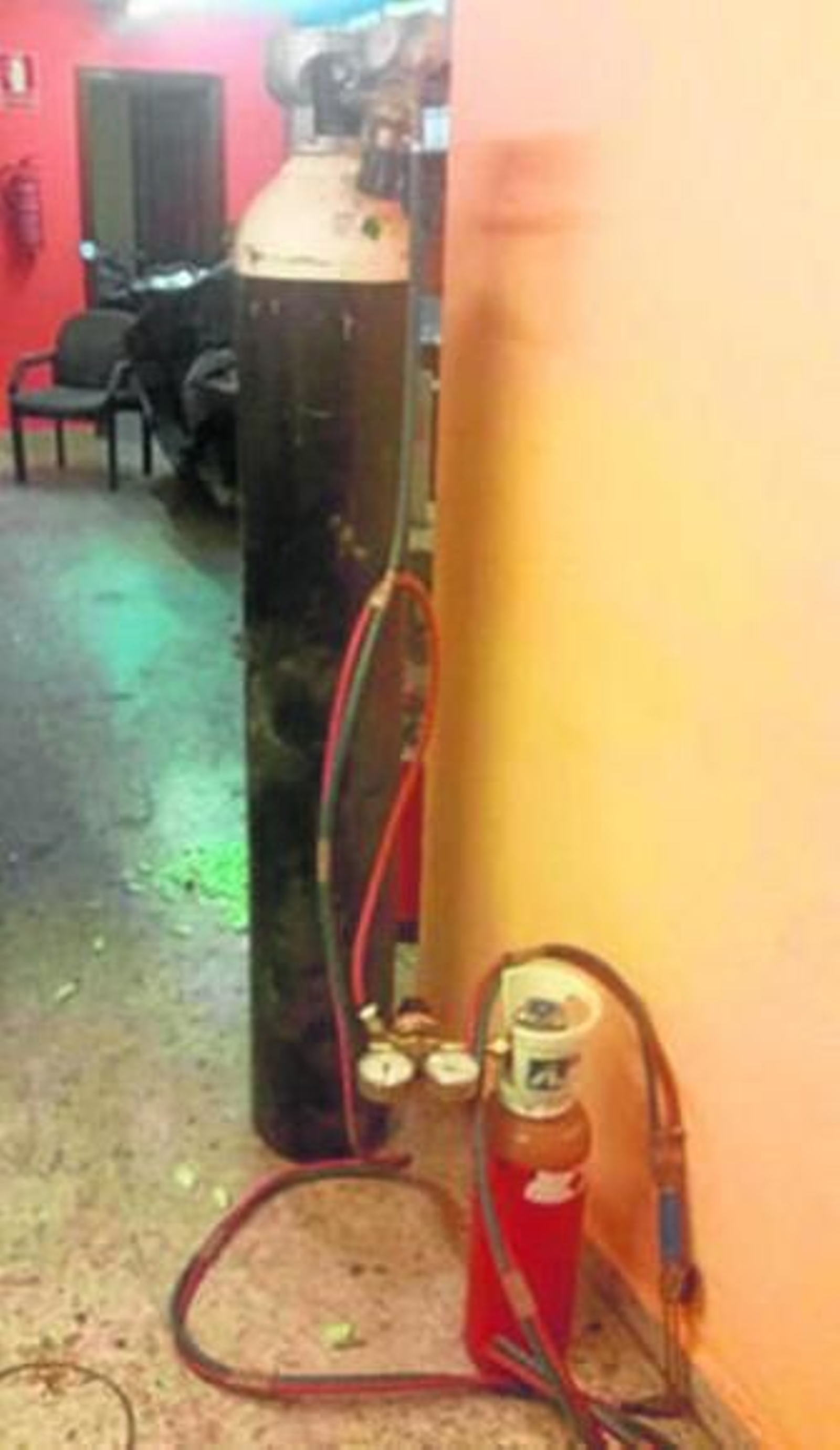 Roban con un butrón cientos de joyas de un almacén de Nervión