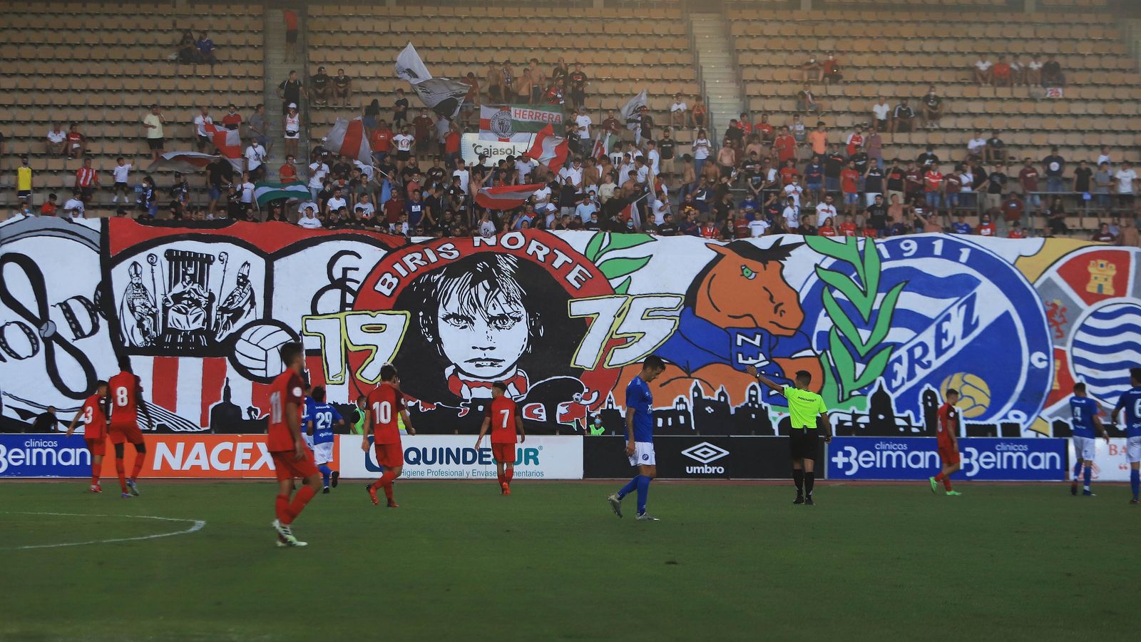 Pancarta conjunta de Biris Norte y Kolectivo Sur exhibida antes del partido.