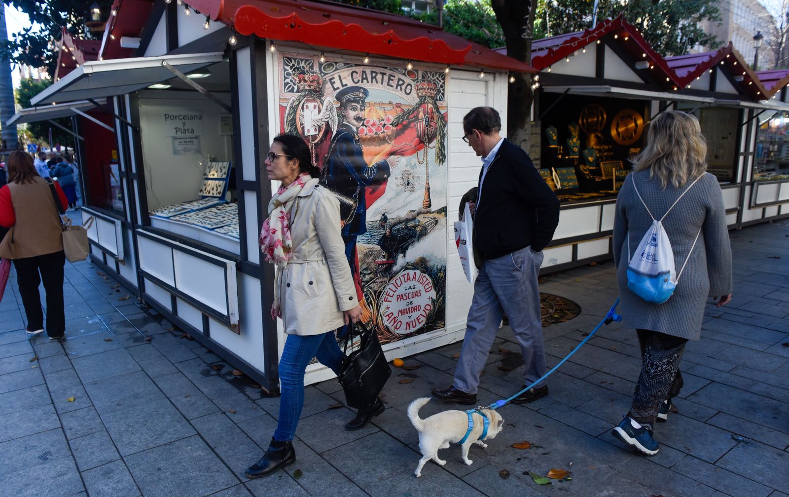 La plaza de la Magdalena acoge estos días un mercadillo navideño.