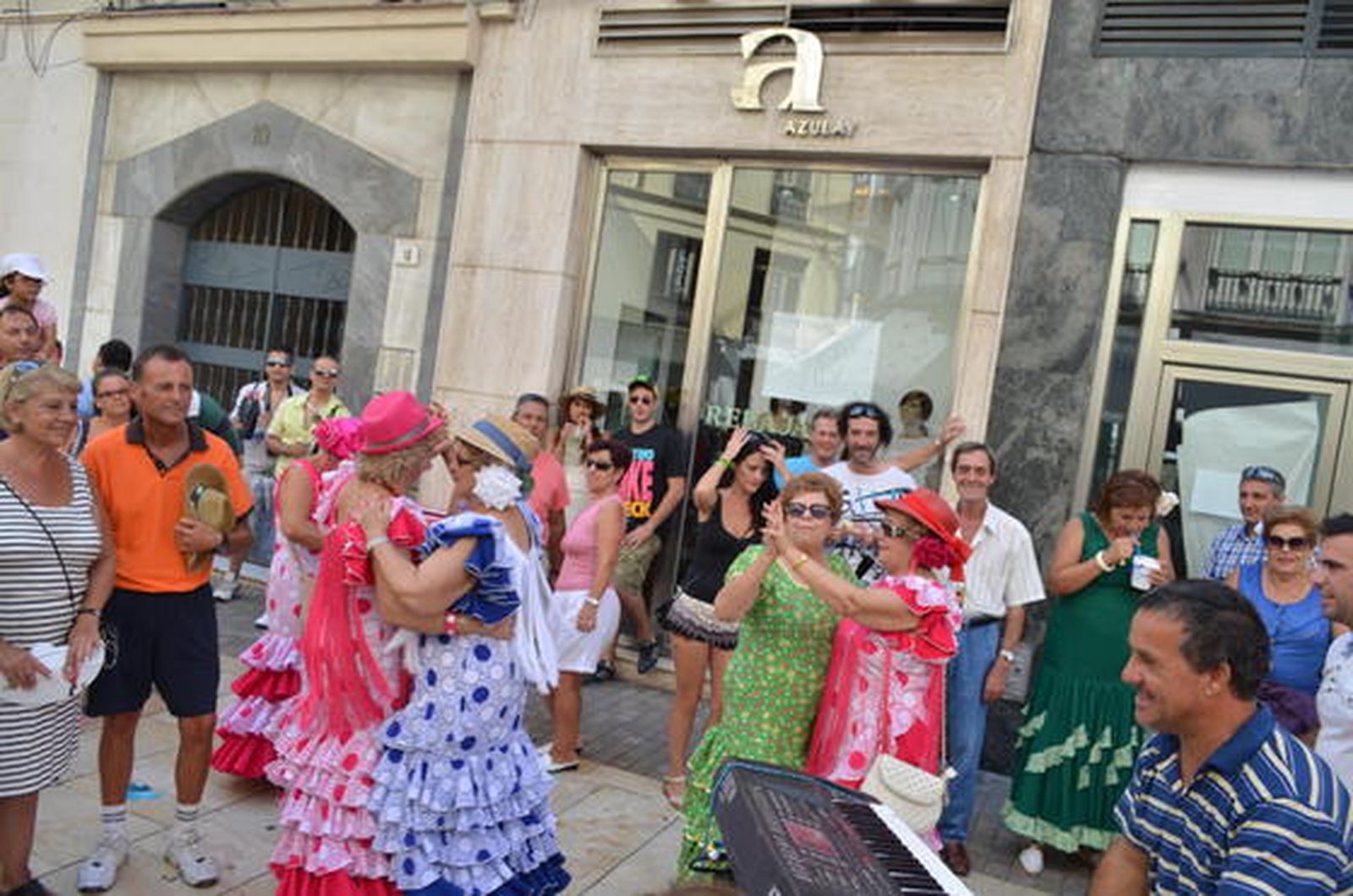 Jolgorio en el Real y en el centro  Foto: Marta González / Javier Albiñana