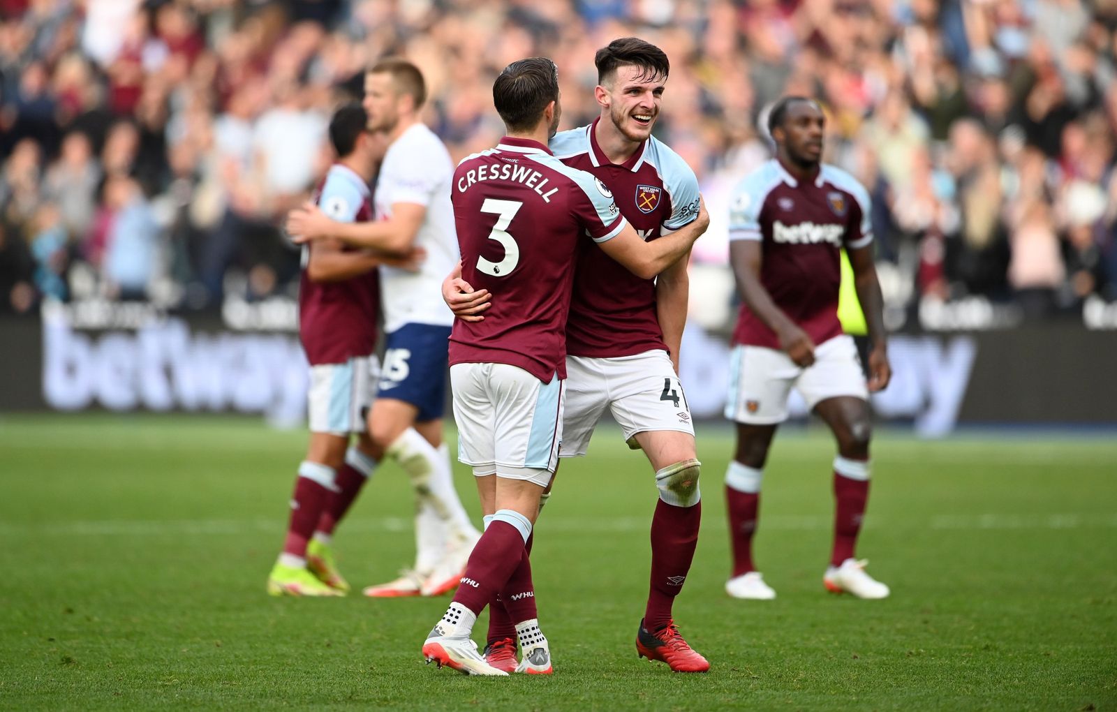 Cresswell y Declan Rice celebran el triunfo sobre el Tottenham en el Estadio de Londres.