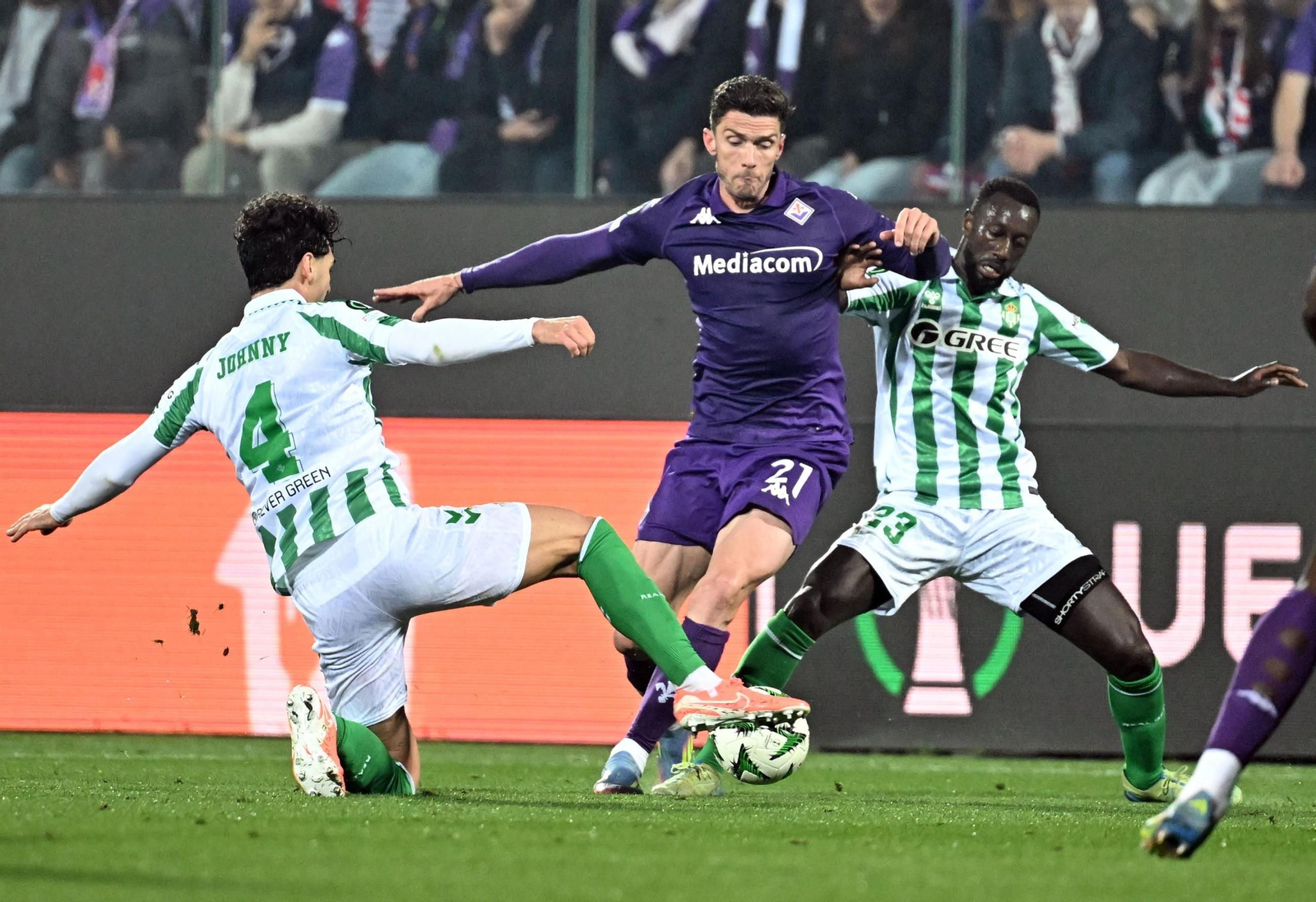Las fotos del Fiorentina-Betis de la Conference League