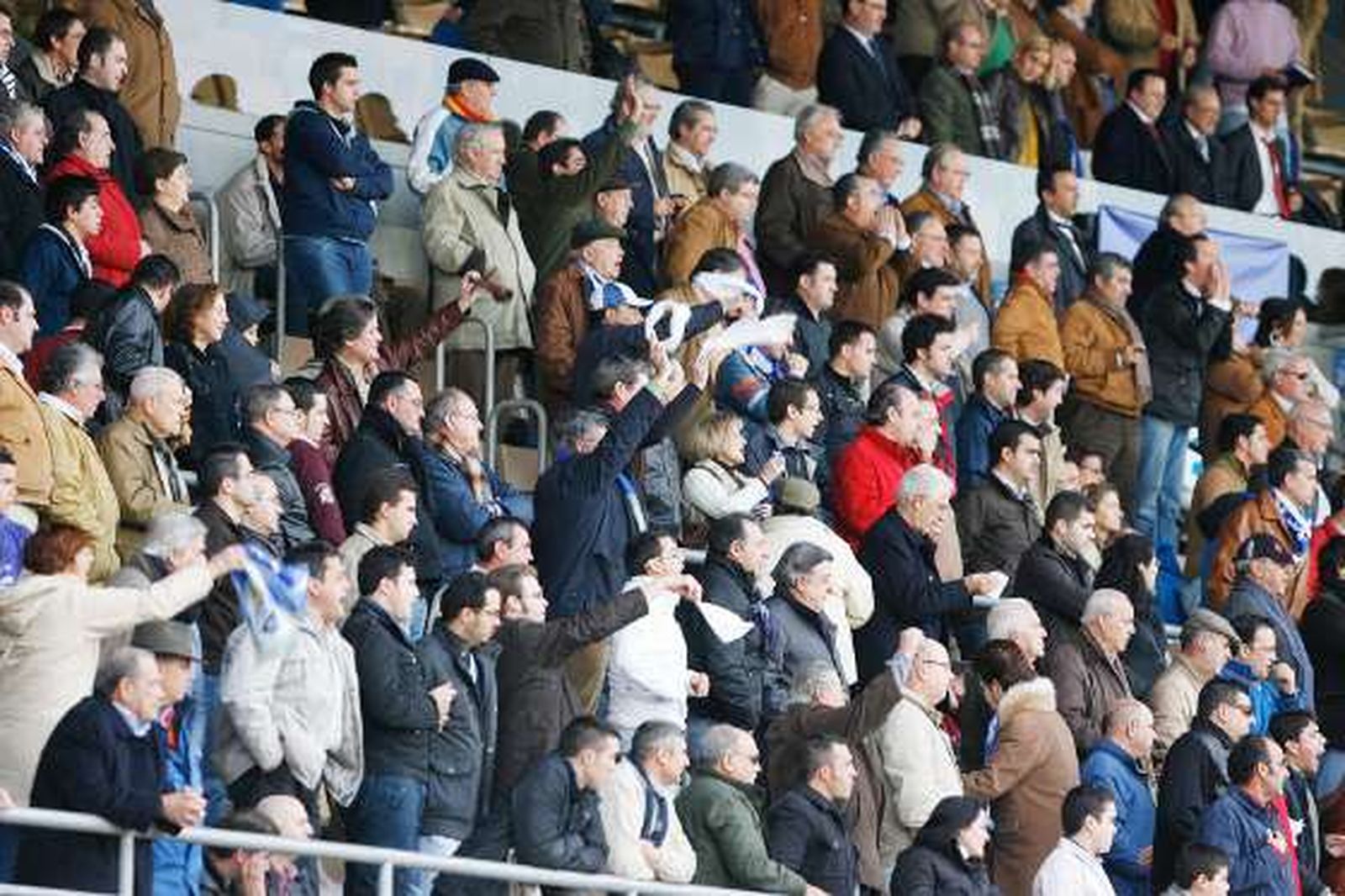 El arbitraje de Undiano Mallenco no gustó nada a los aficionados, sobre todo tras el penalti señalado a Aythami. Los pañuelos afloraron en las gradas.

Foto: Pascual