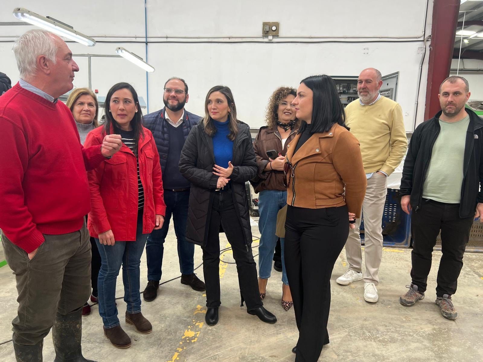 Un momento de la visita de María Márquez (en el centro) a la empresa Pérez Zara.