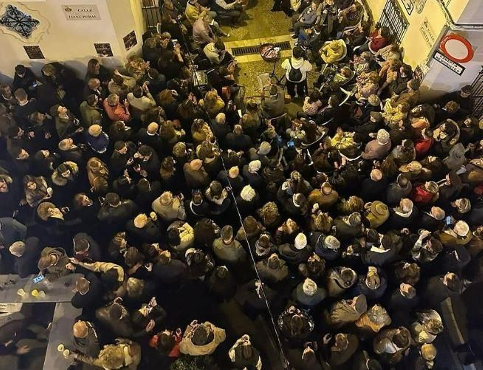 Personas congregadas en la casa hermandad durante la Zambomba del Nazareno de Rota.