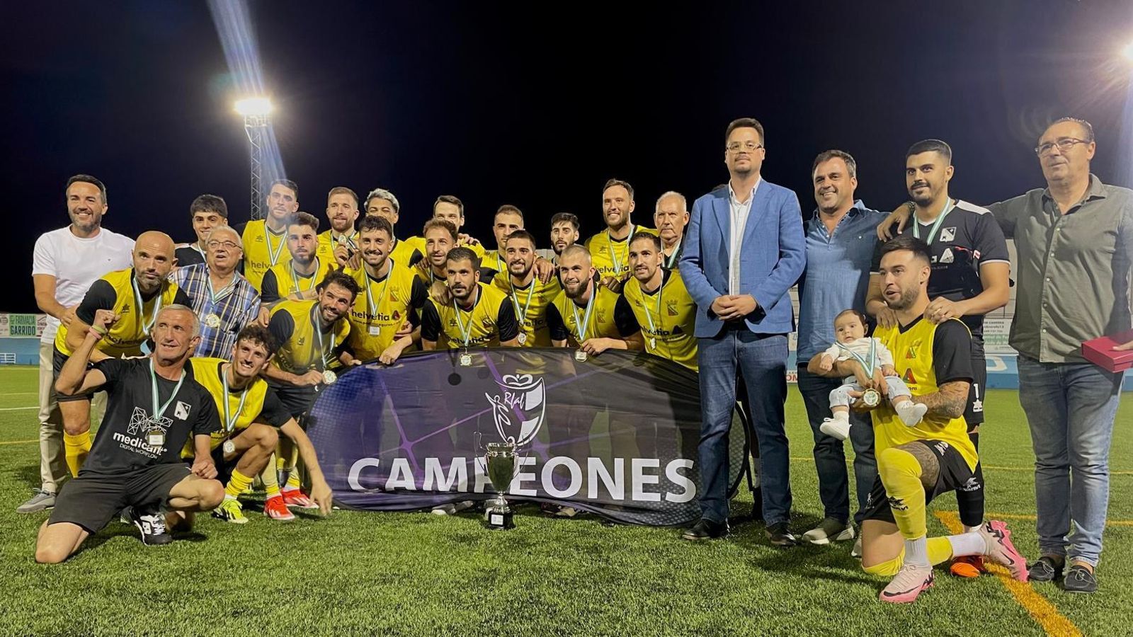 Foto del Begíjar CF como campeón, acompañado por las autoridades.