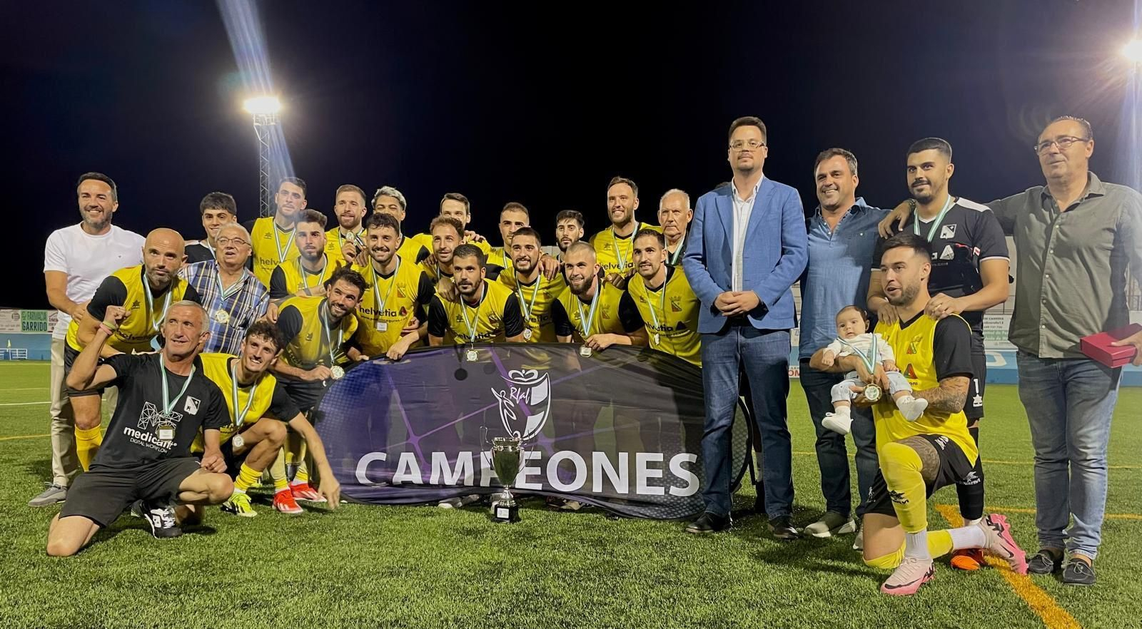 Foto del Begíjar CF como campeón, acompañado por las autoridades.
