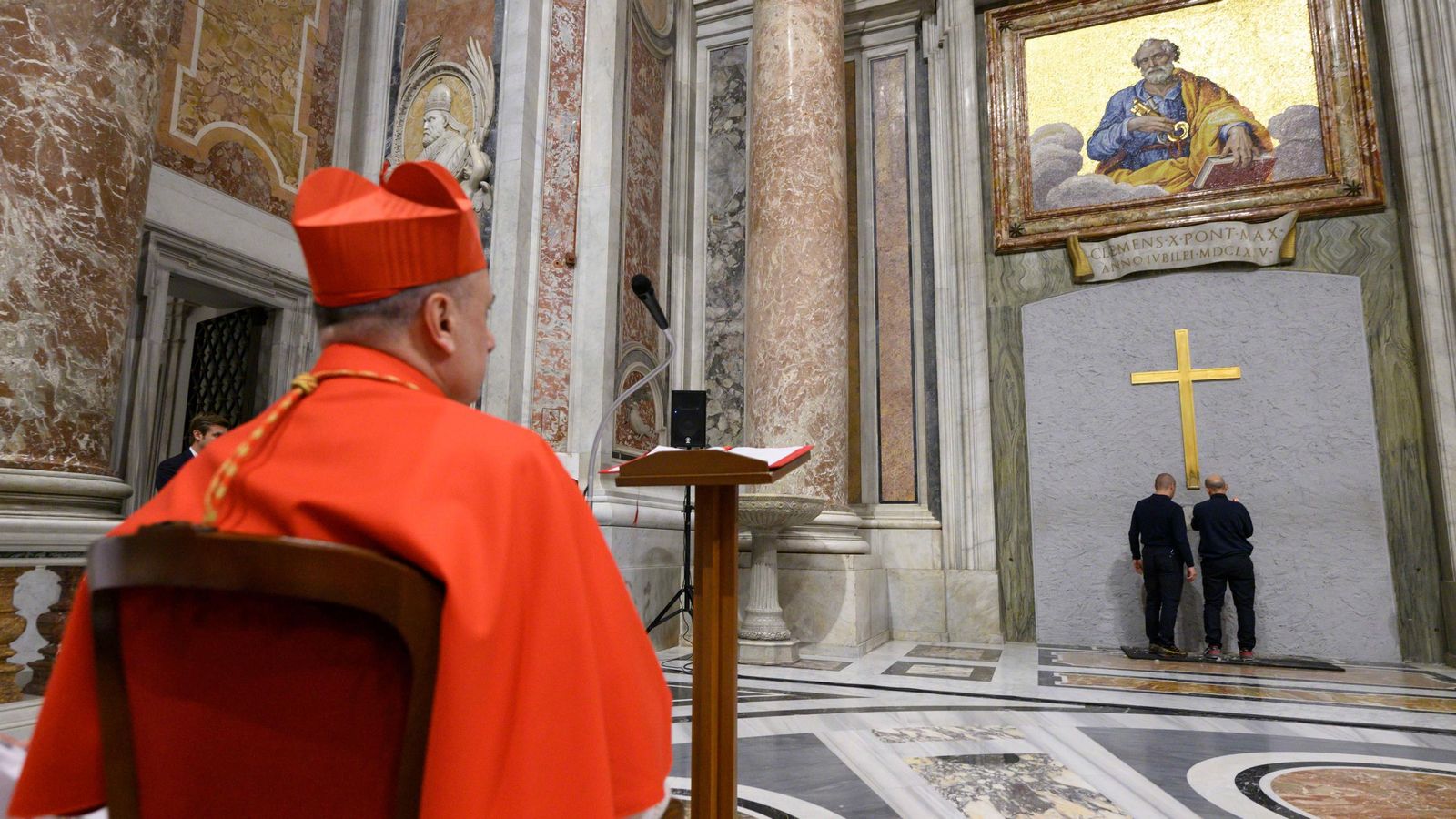 Derribo de la pared que cubre la 'Puerta Santa' de la basílica de San Pedro del Vaticano