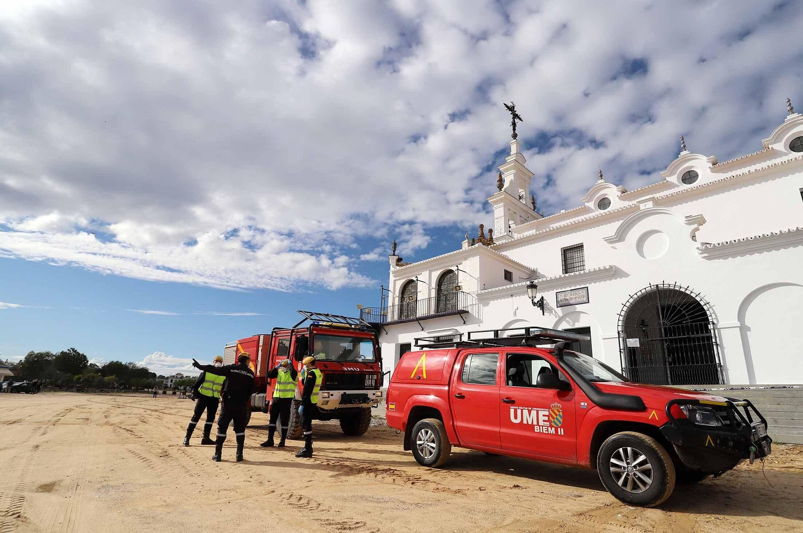 Imágenes de la presencia de la UME en el Rocío para el confinamiento