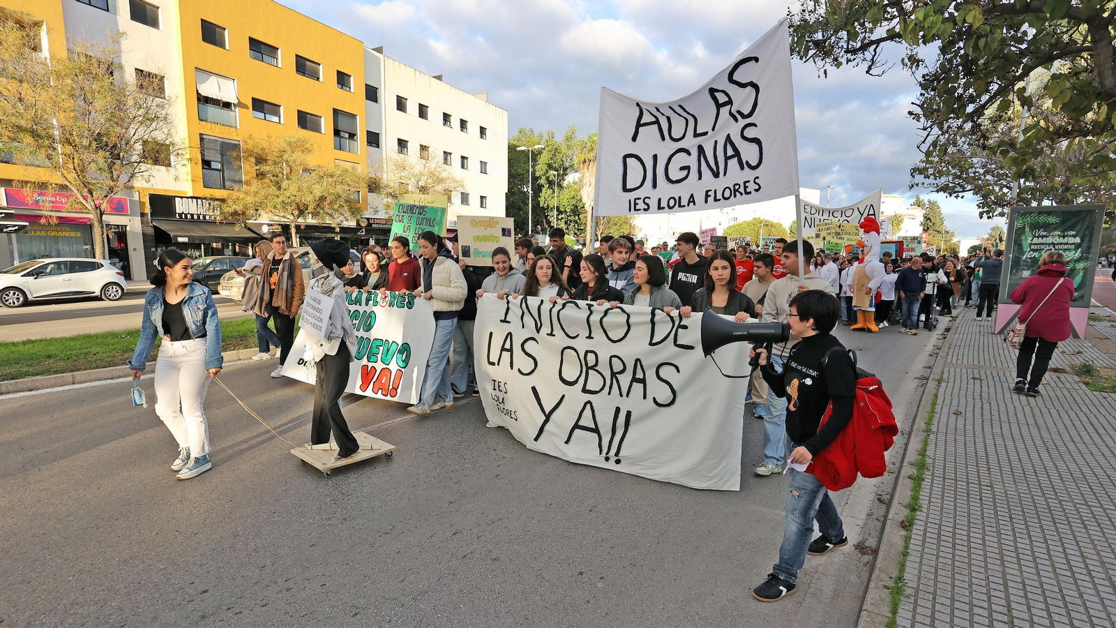Imágenes de la manifestación del IES Lola Flores contra las prefabricadas en Jerez