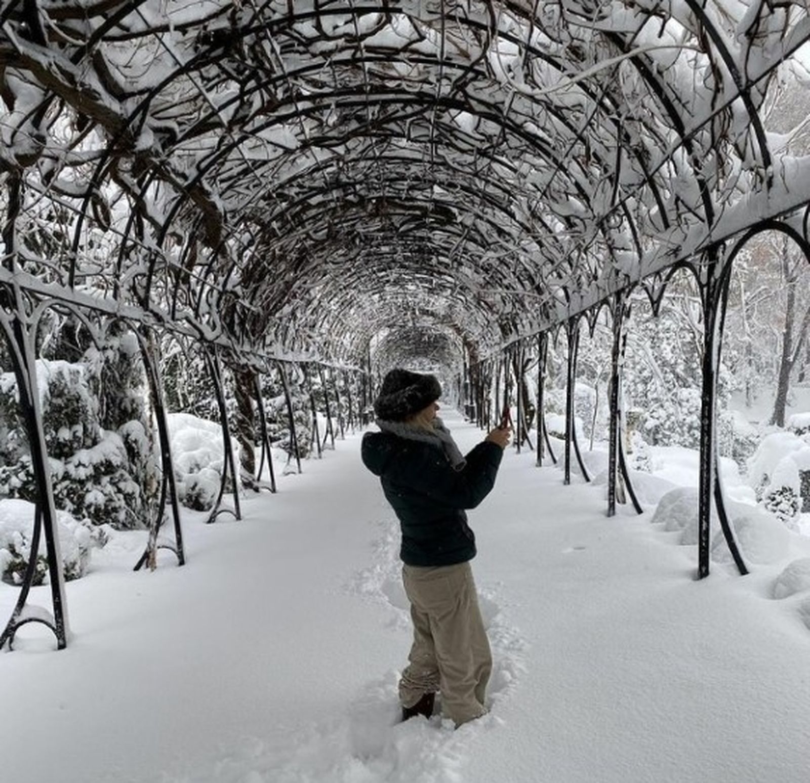 Así de idilico y frío está el jardín del palacio de Liria con esta imagen con Eugenia Martínez de Irujo