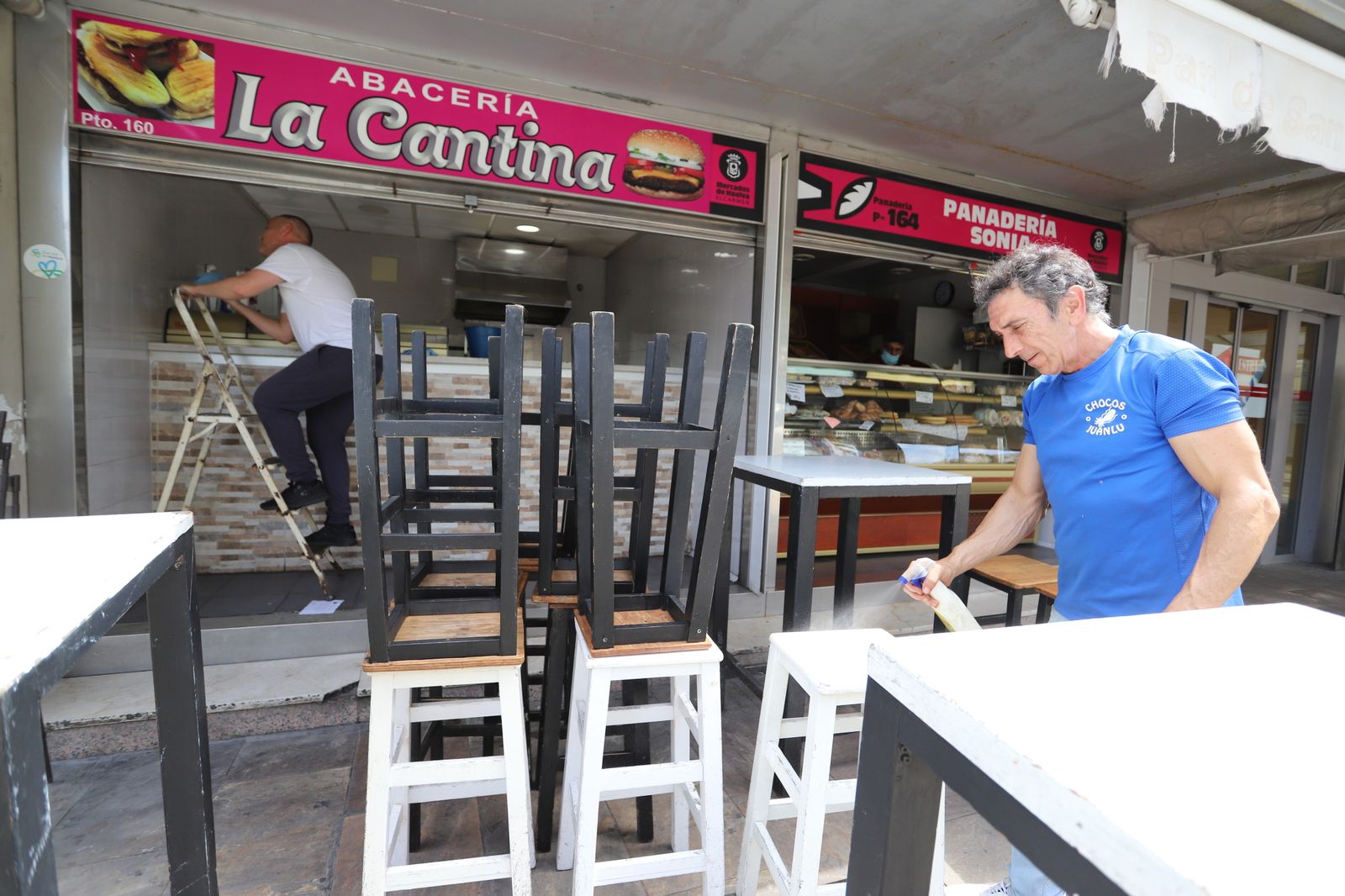 Imágenes de los últimos retoques de terrazas de bares y restaurantes