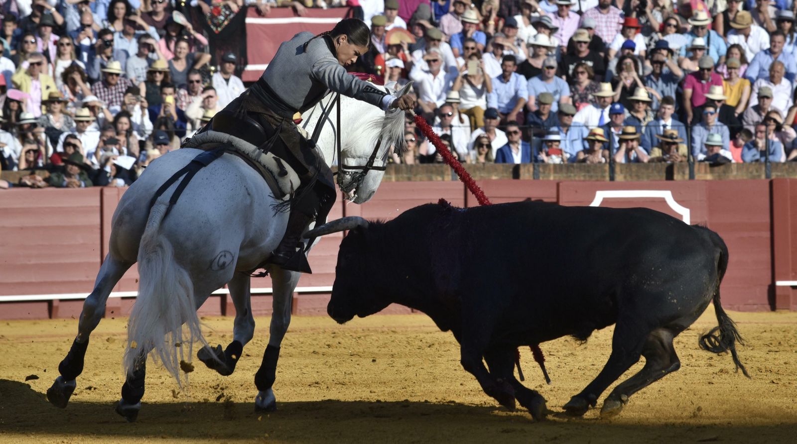 Las imágenes de la corrida de rejones de la Feria de Abril de Sevilla