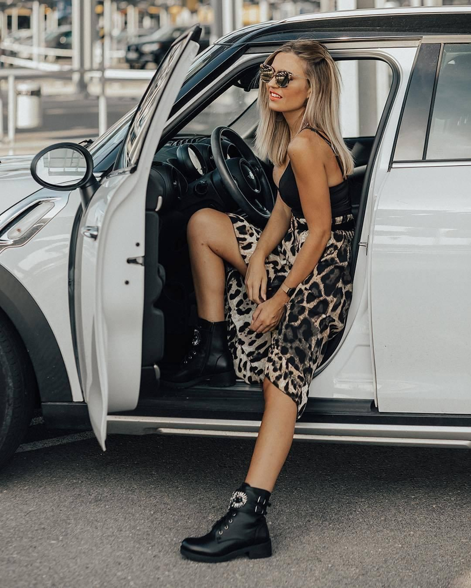 Una forma fácil de crear un look otoñal a pesar del calor es recurrir al estampado rey del año, el animal print. Helena Cueva lo lleva con esta falda de Treboli y un body básico de Zara. El toque otoñal definitivo viene de mano de los botines con hebilla, también de Treboli.