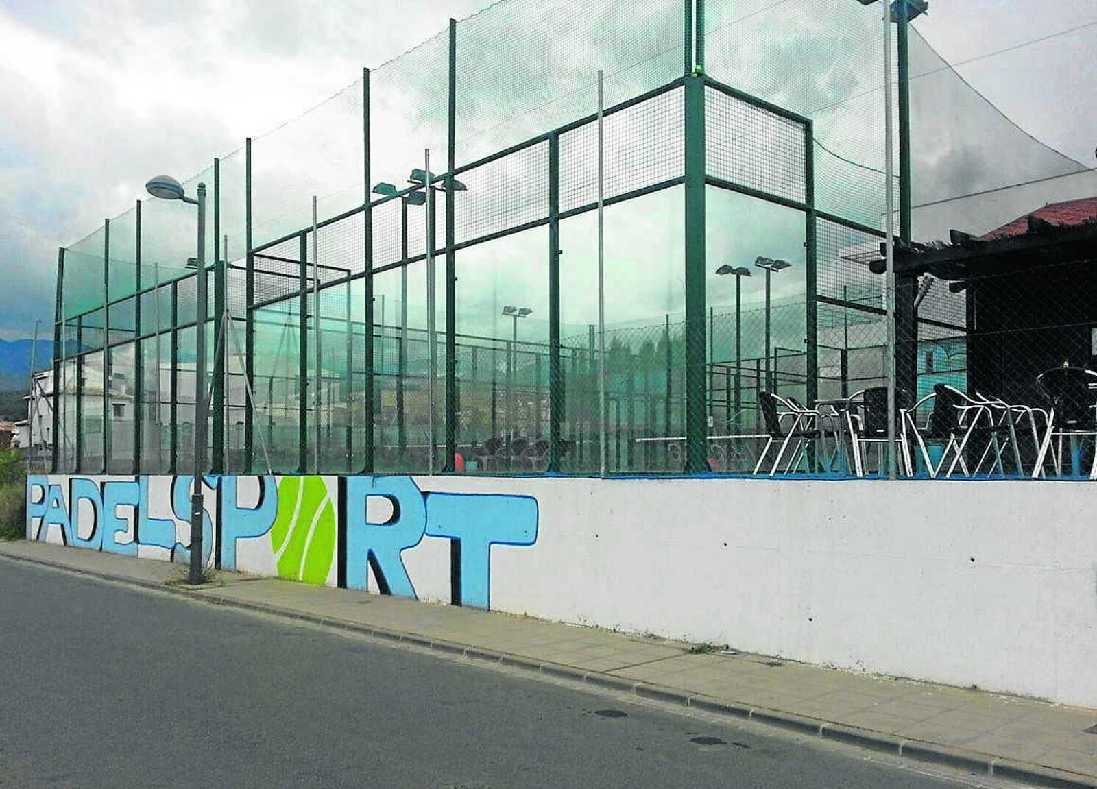 Padel Sport La Zubia ofrece tres pistas dobles y una single.