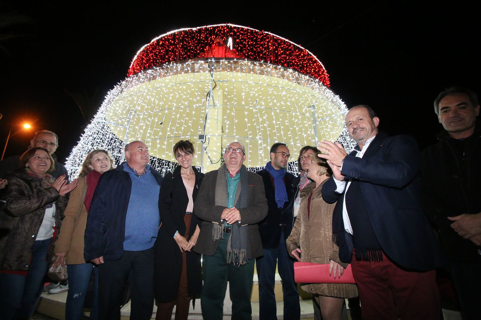 Una gran bola y villancicos para inaugurar la Navidad vicaria