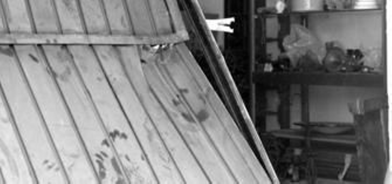 Tras la puerta reventada por los Geos de este garaje usado como cuadra,  en un colchón encadenado las 24 horas del día ha estado el empresario.