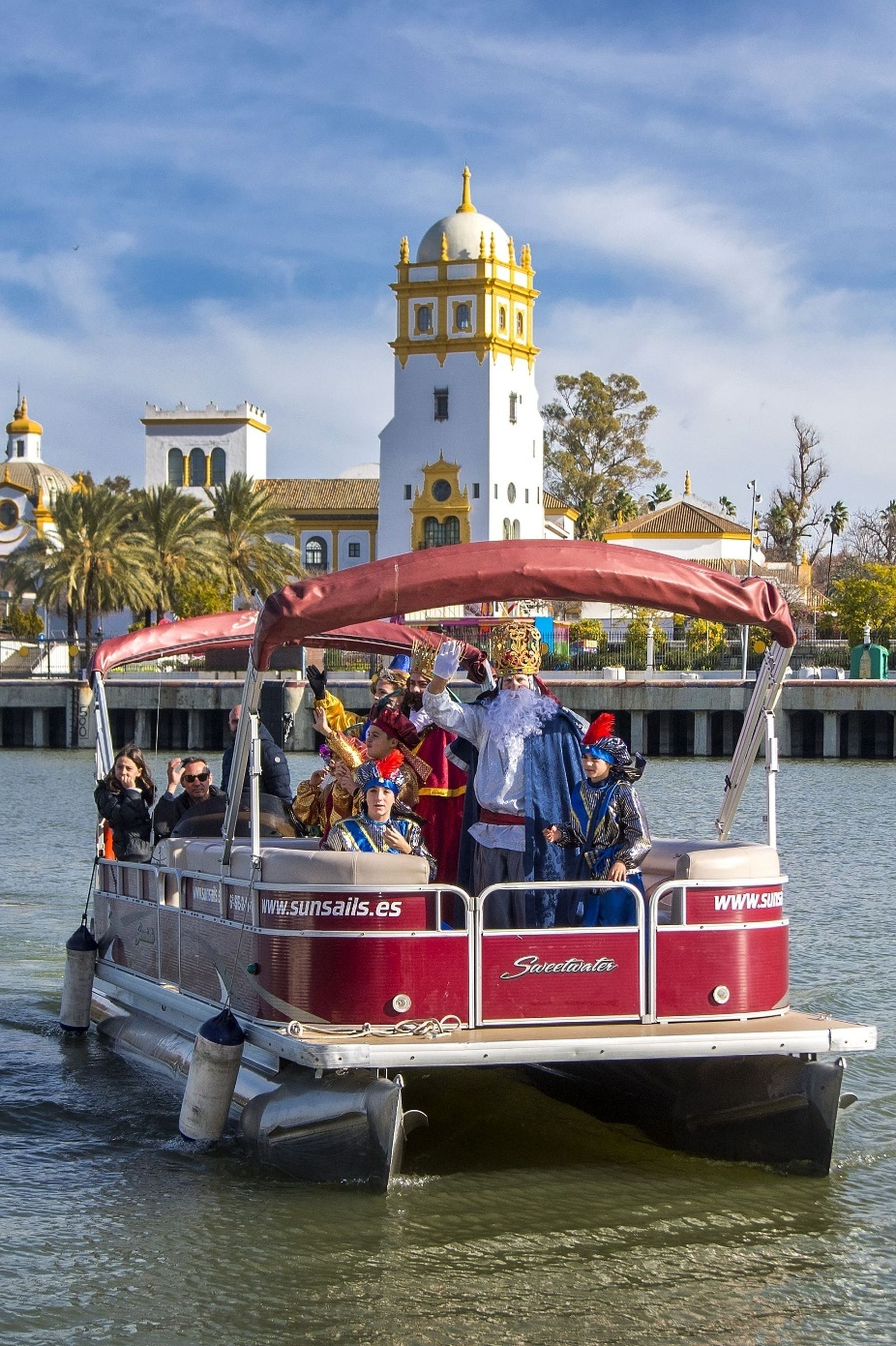 Los Reyes Magos del Círculo Mercantil por el río.