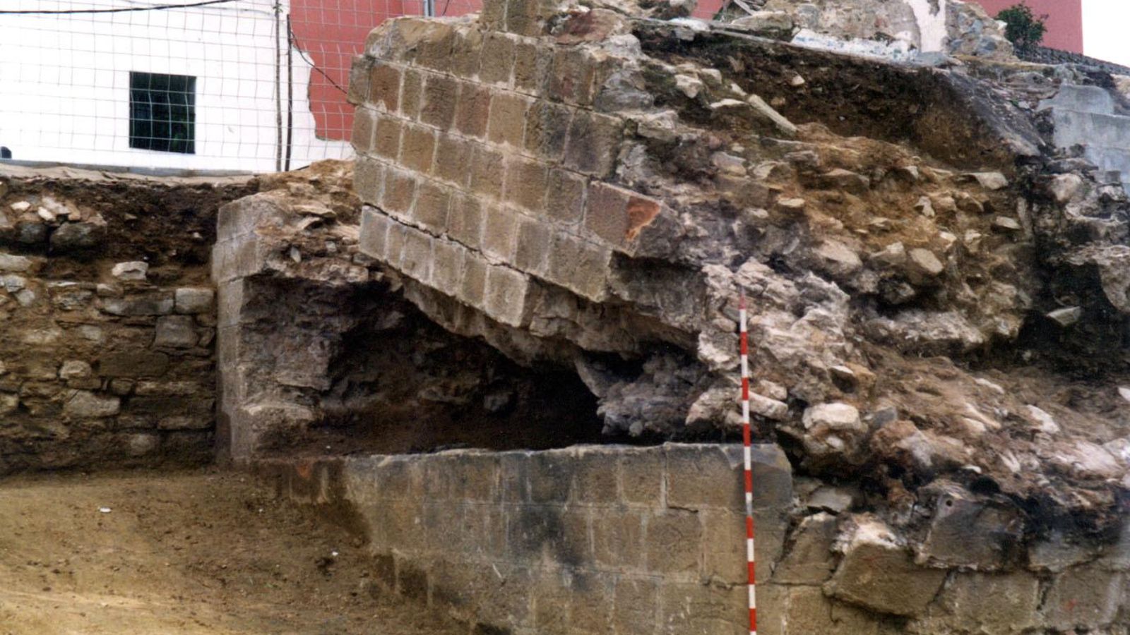 Efectos de la demolición de una de las torres de flanqueo de la muralla de Algeciras ordenada por el emir Muhammad V.