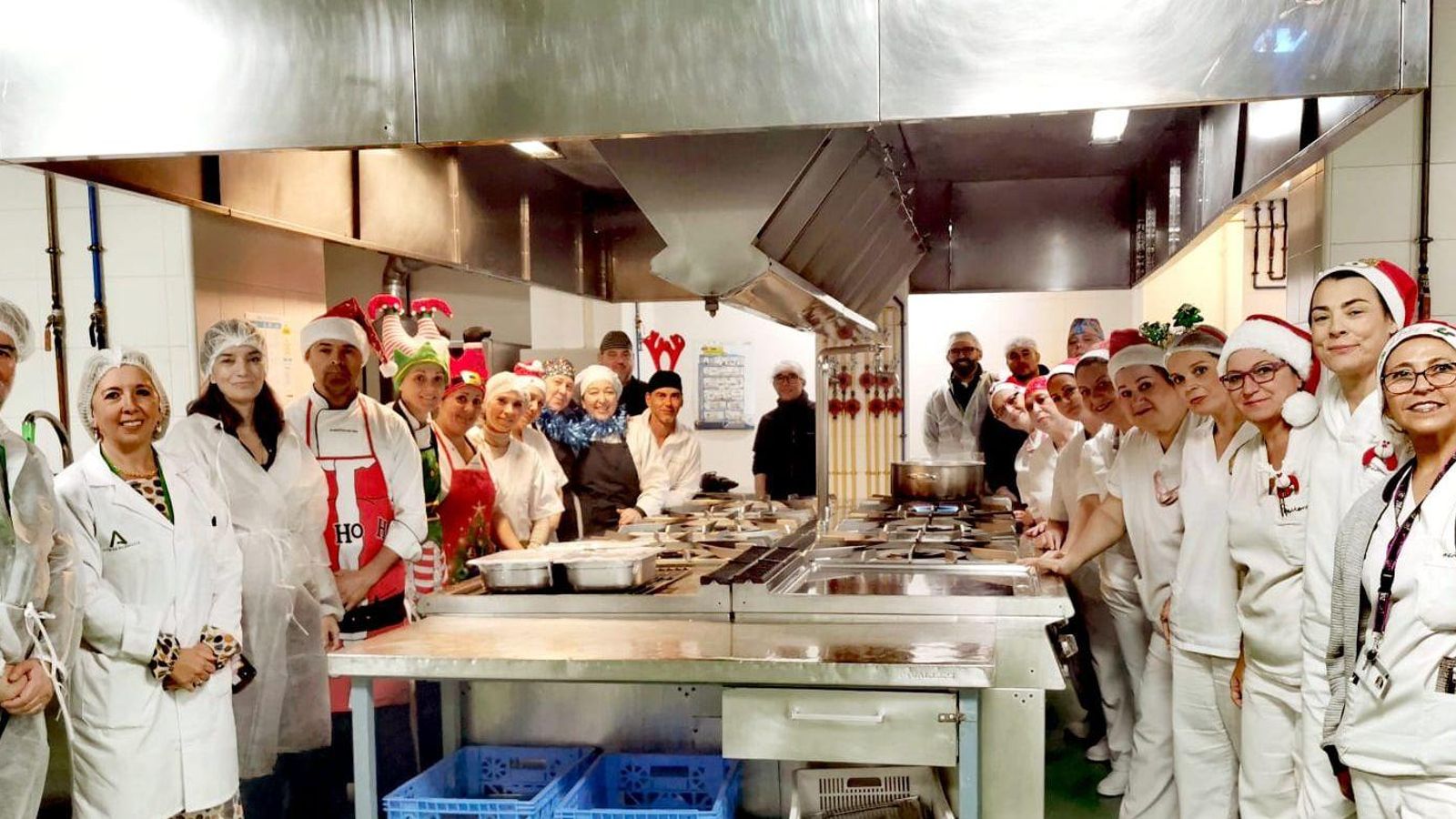 Equipo directivo con profesionales de la Cocina del Hospital Universitario de Valme agradeciendo su implicación.