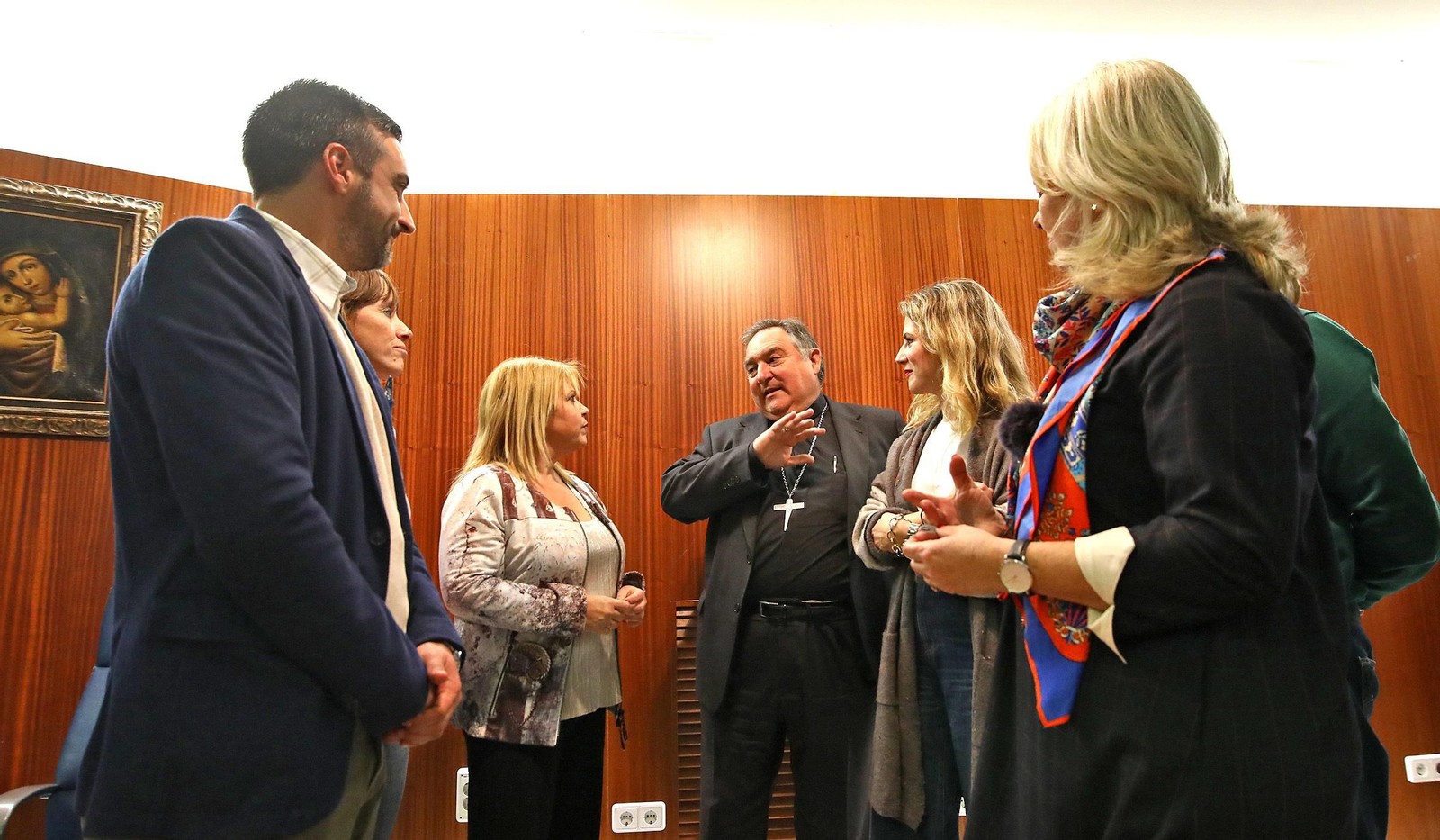 La alcaldesa y la delegada de gobierno de la Junta, con el administrador apostólico de la Diócesis, en una imagen de archivo.