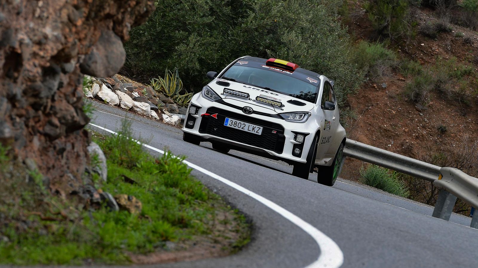 Uno de los vehículos participantes a su paso por uno de los tramos del circuito de esta última edición del Rallye del Valle del Almanzora.