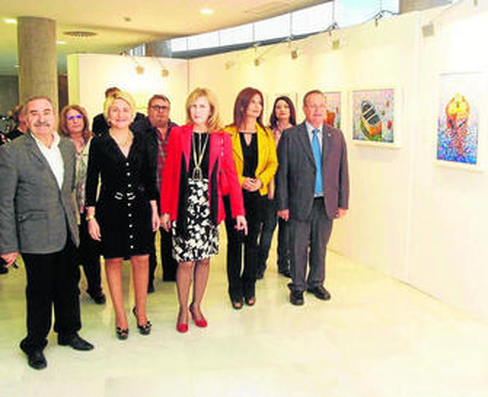 Juan Ibáñez recorriendo la exposición acompañado de Eloisa Cabrera, María Dolores Ortega y otros concejales.