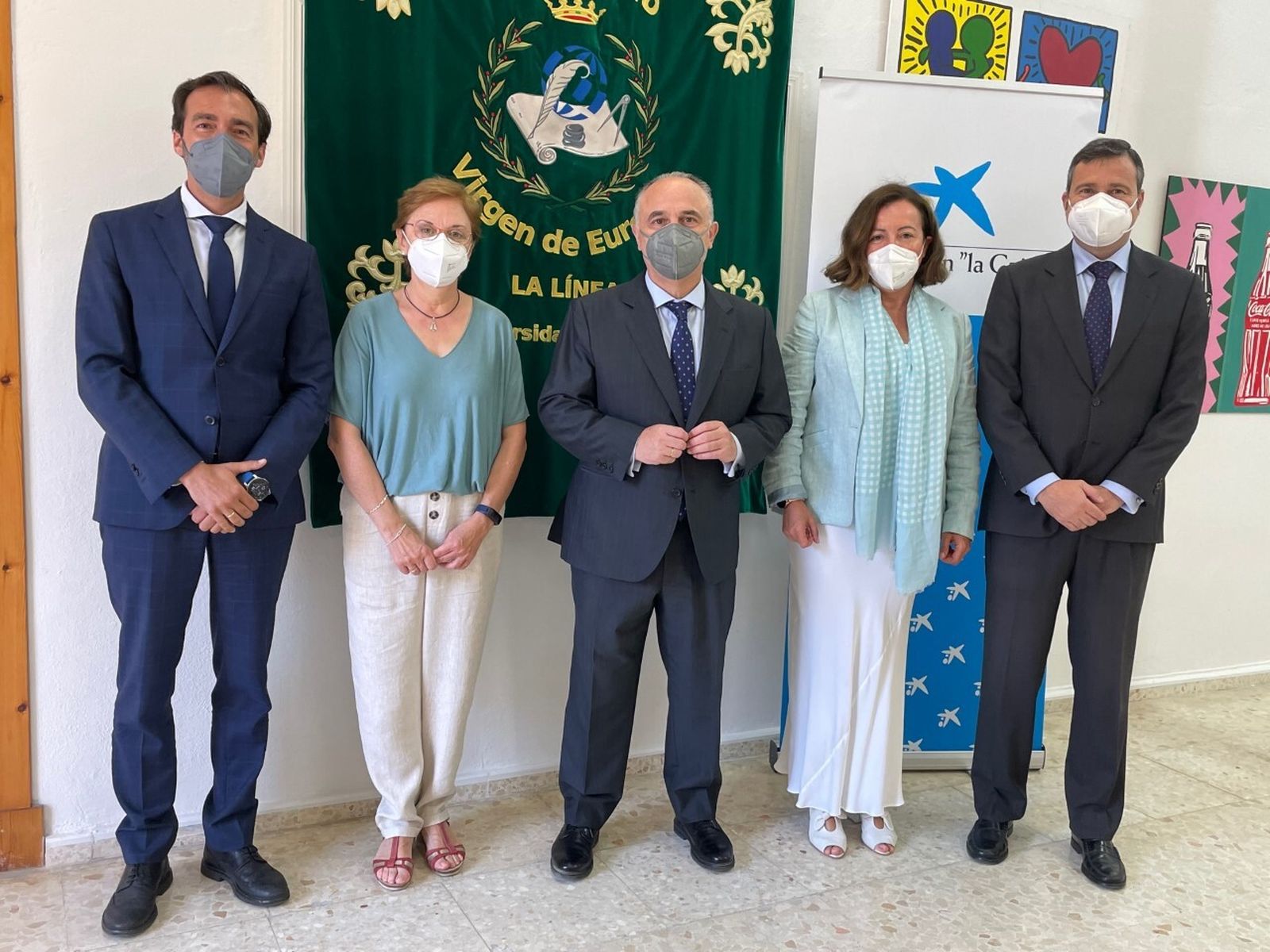 Representantes del centro educativo y de la entidad bancaria, tras el acto