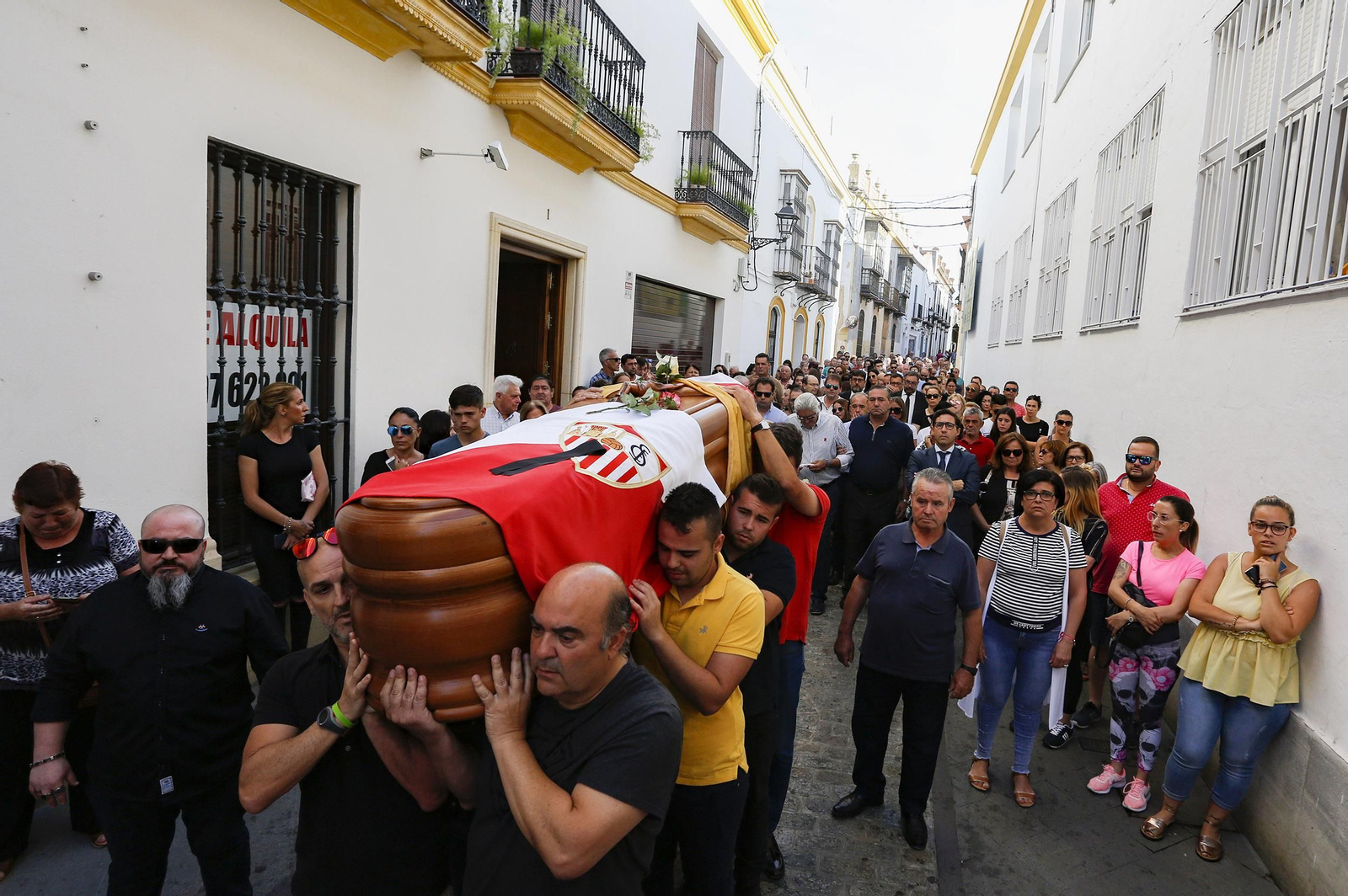 Utrera despide a Reyes en un multitudinario funeral.