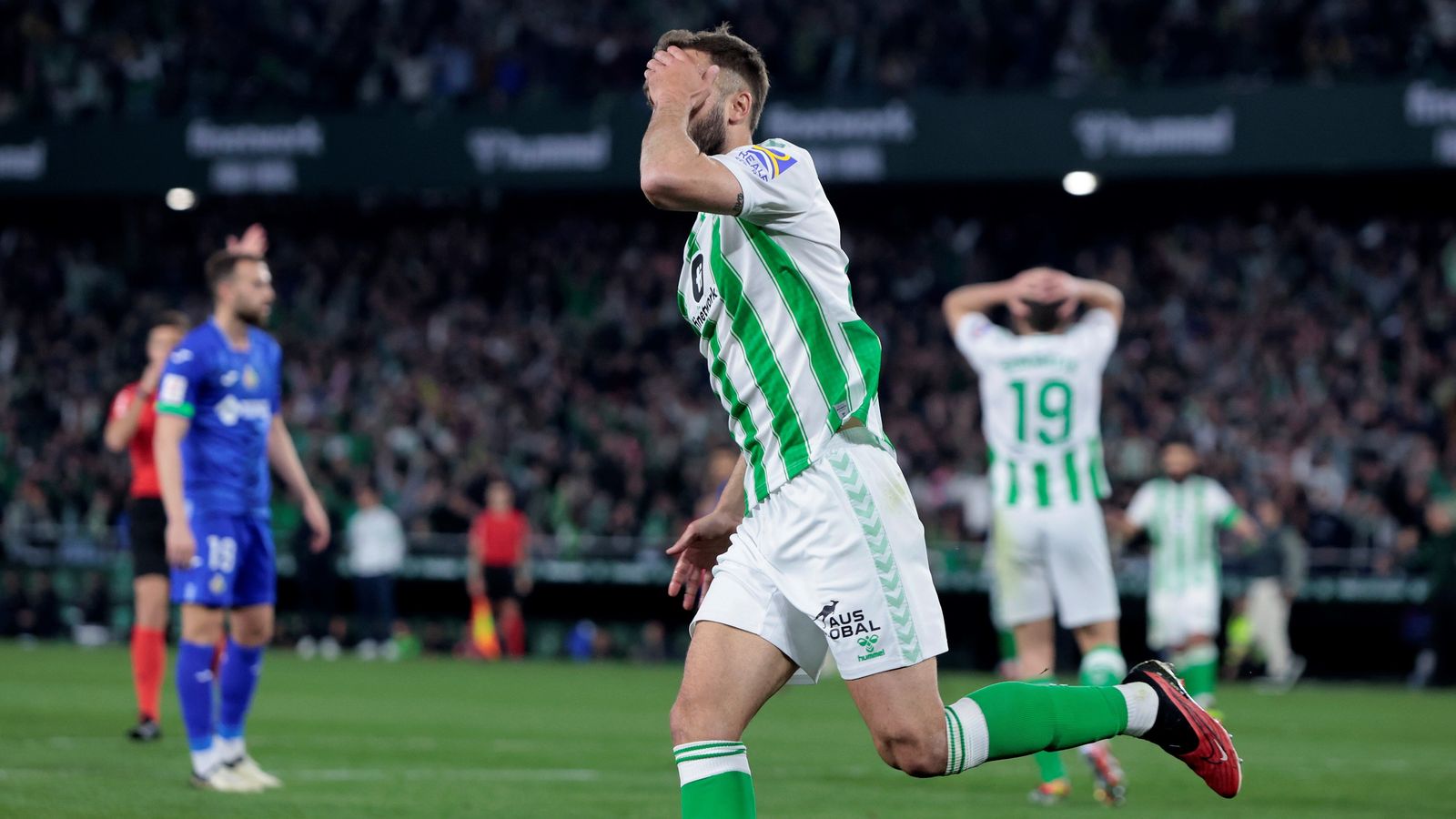 Pezzella se tapa la cara al ver que le invalidan su gol de cabeza por fuera de juego.