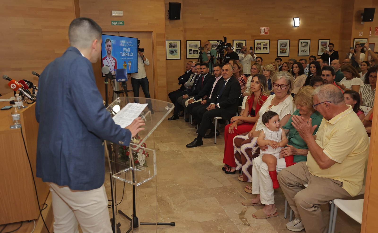 El acto de imposición de la insignia de la ciudad de Algeciras a Iván Turrillo, en imágenes